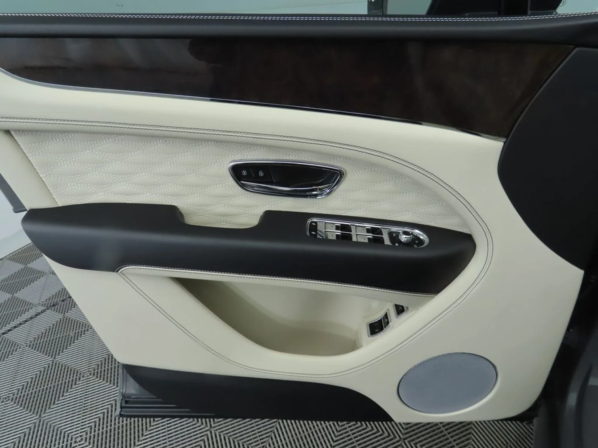 mph024_3611843657_new_2026_bentley_bentayga_8119_22950936_25_1024_5a08fbe9c4