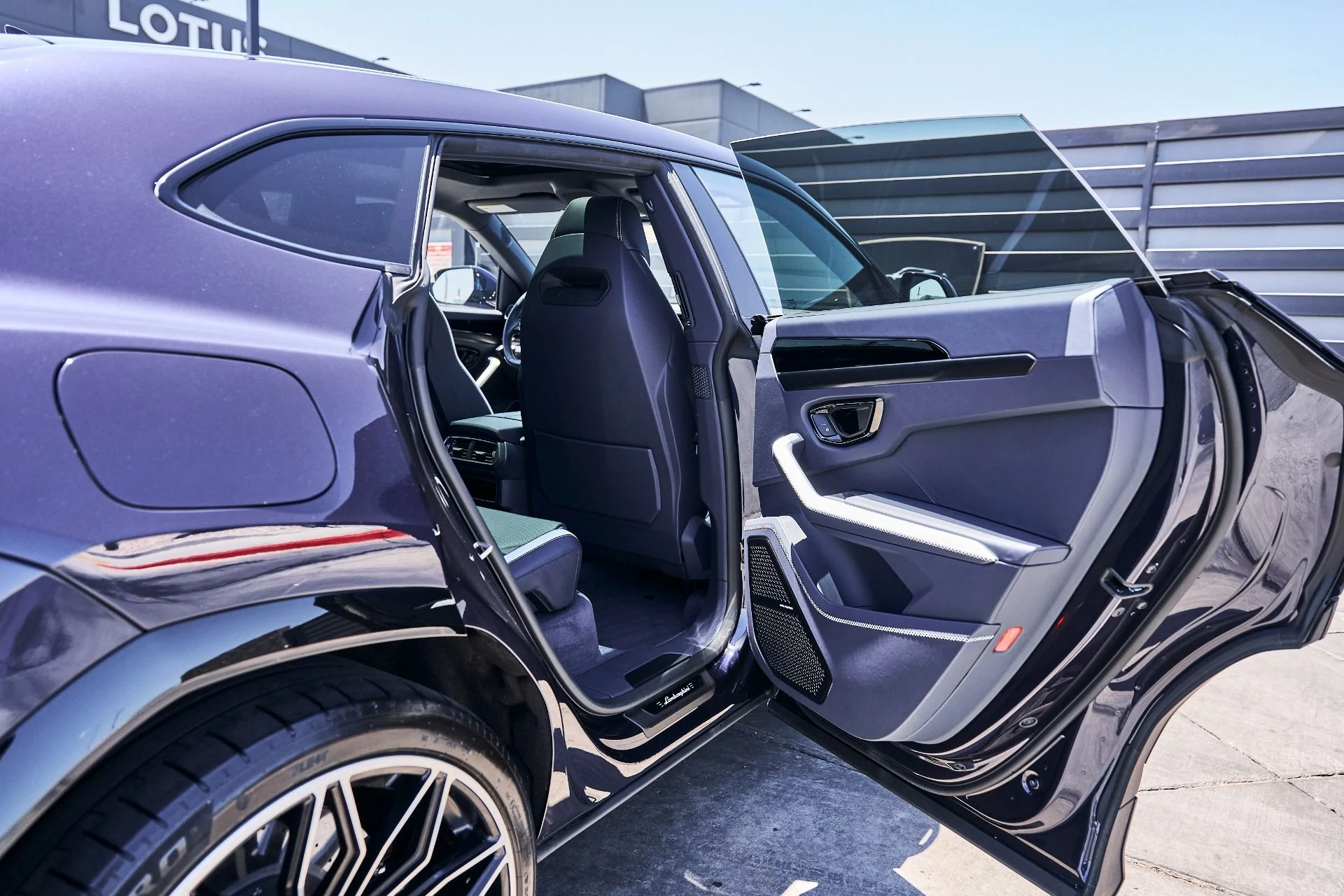 mph024_3622568475_Used_2025_Lamborghini_Urus_SE_1780417765_ed389a1e35