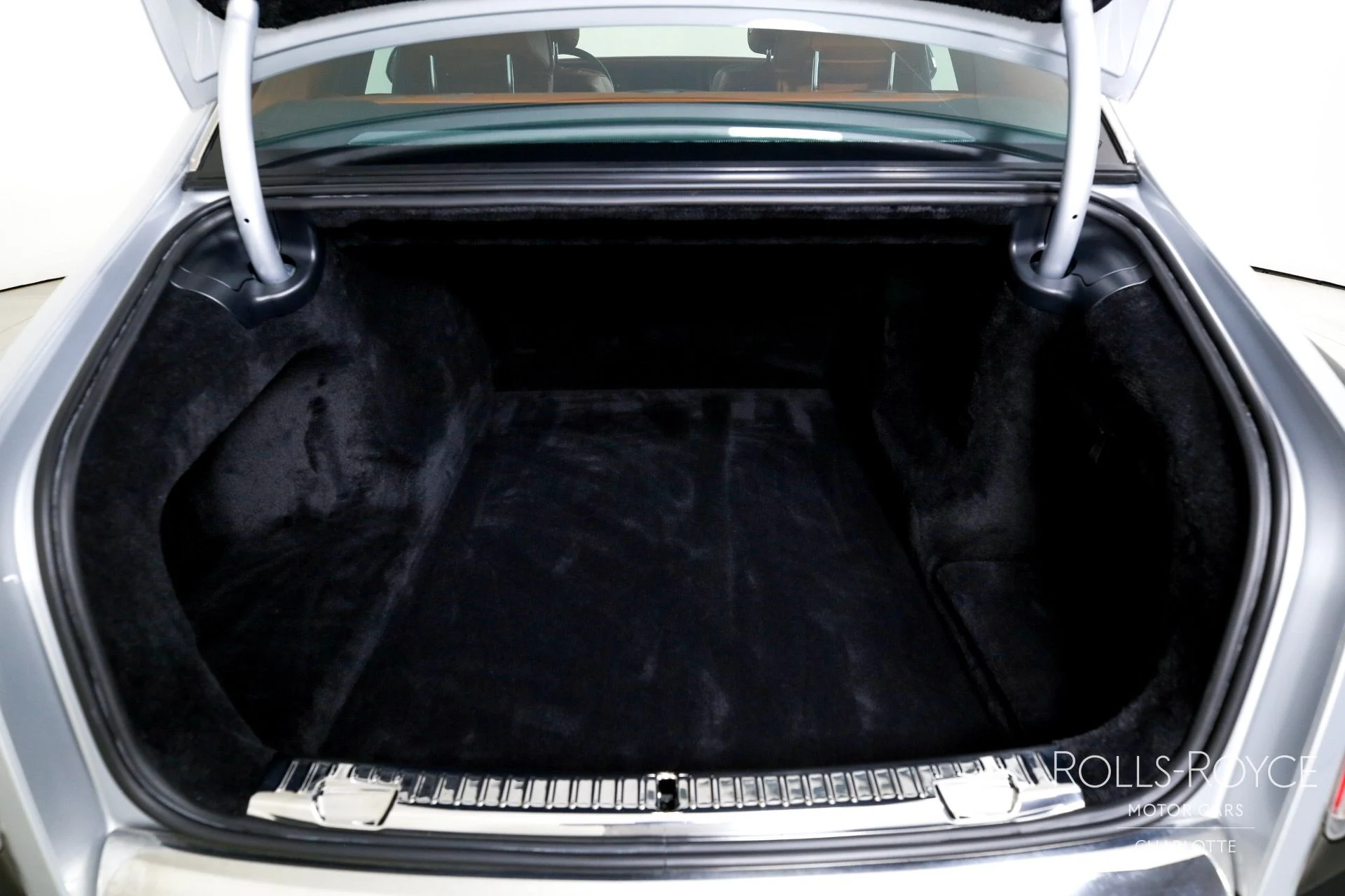 mph024_3634053630_Used_2018_Rolls_Royce_Phantom_1754410279_7c972e6a37