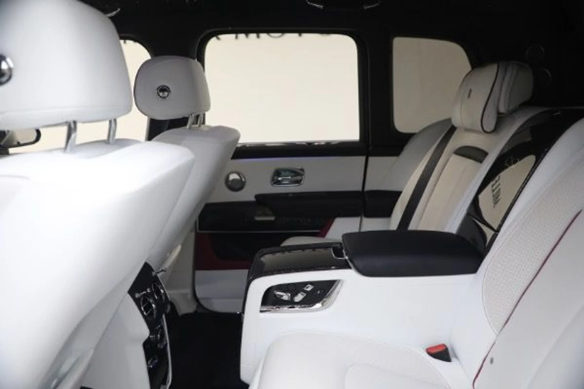 mph024_3636923273_Used_2025_Rolls_Royce_Black_Badge_Cullinan_02a88c03c1