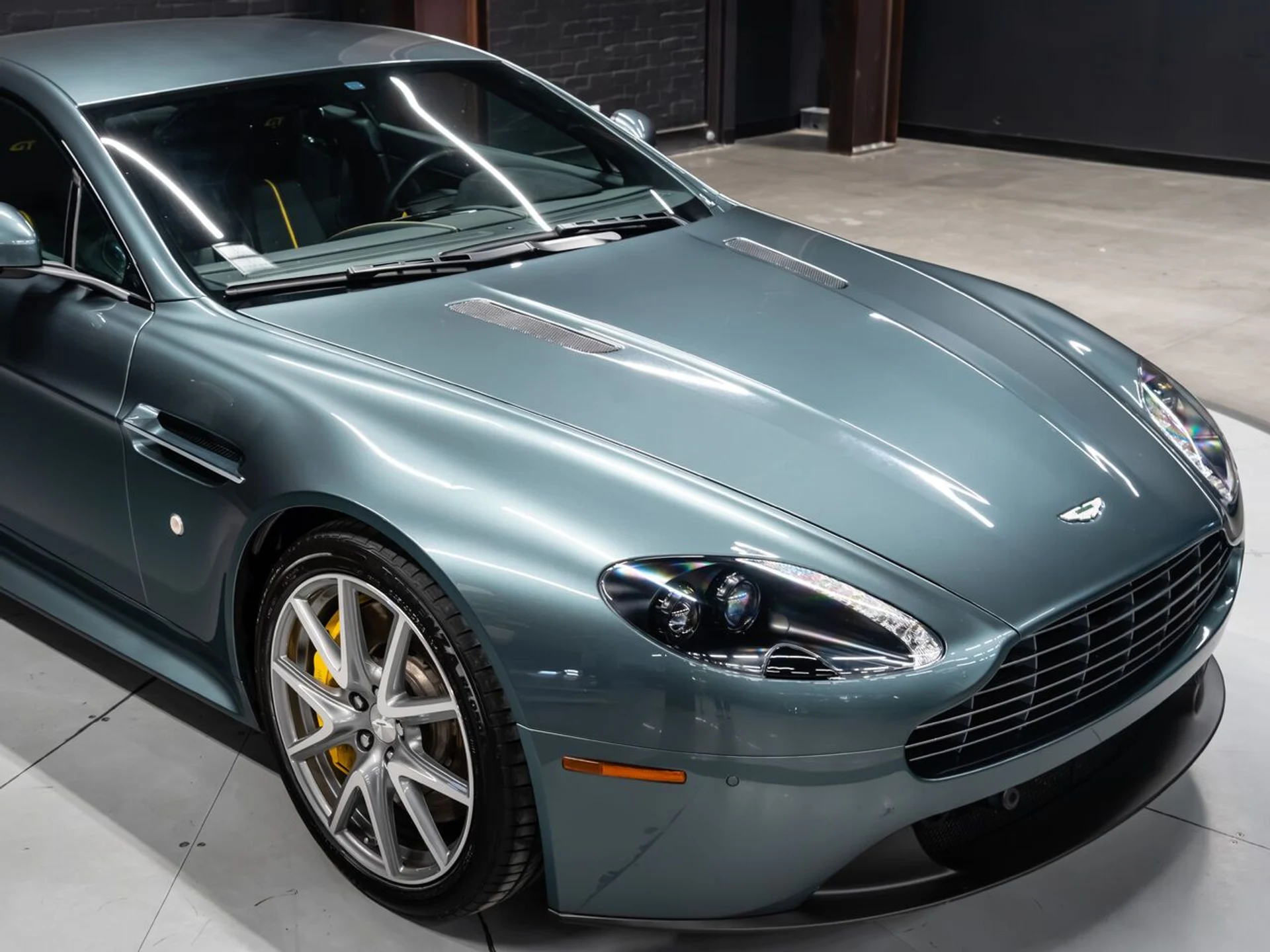 mph024_3644612850_aston_martin_v8_vantage_2015_d70c26f9d4