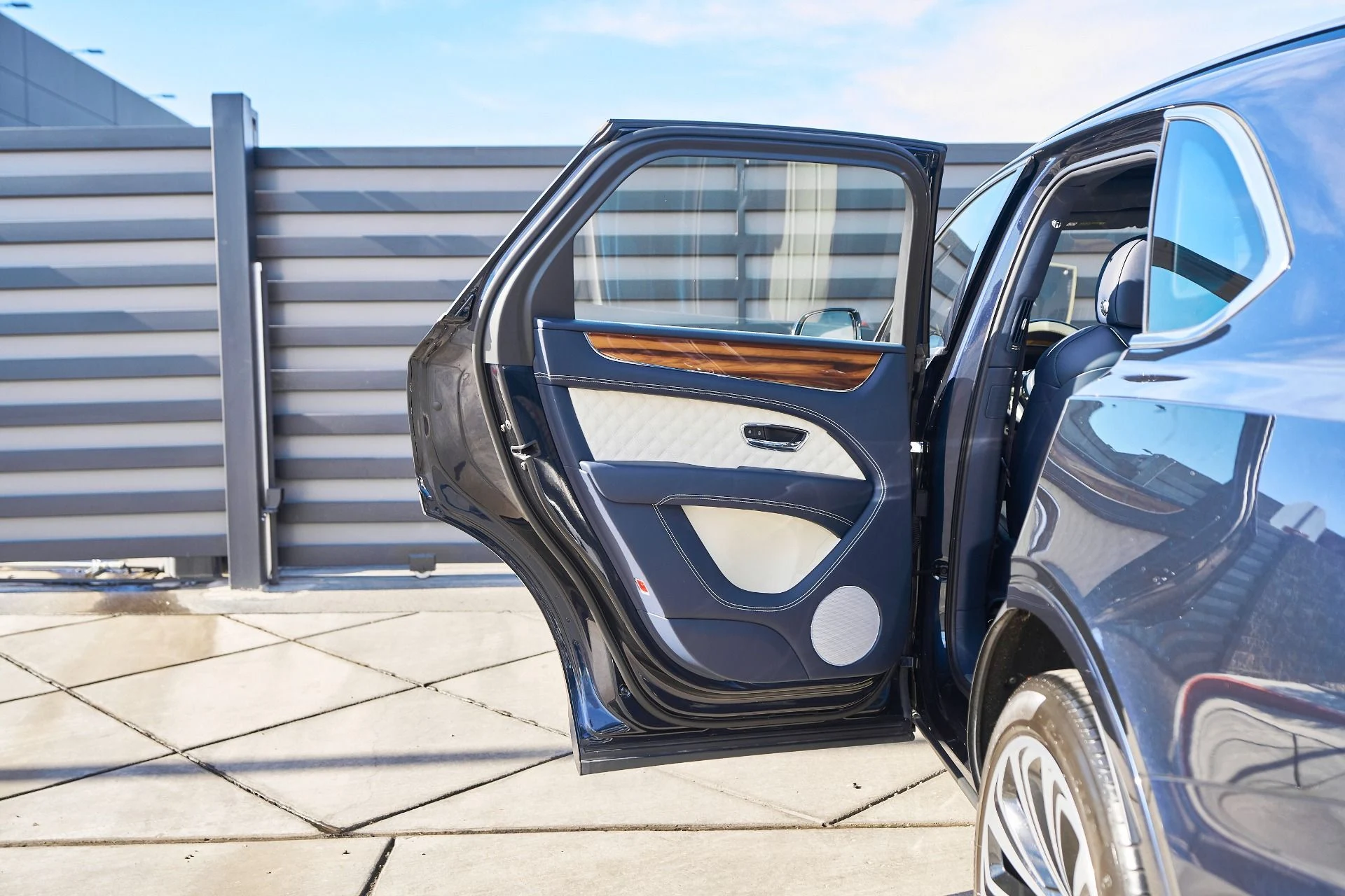 mph024_3648515688_Used_2021_Bentley_Bentayga_V8_1764208990_1ca6313c8f