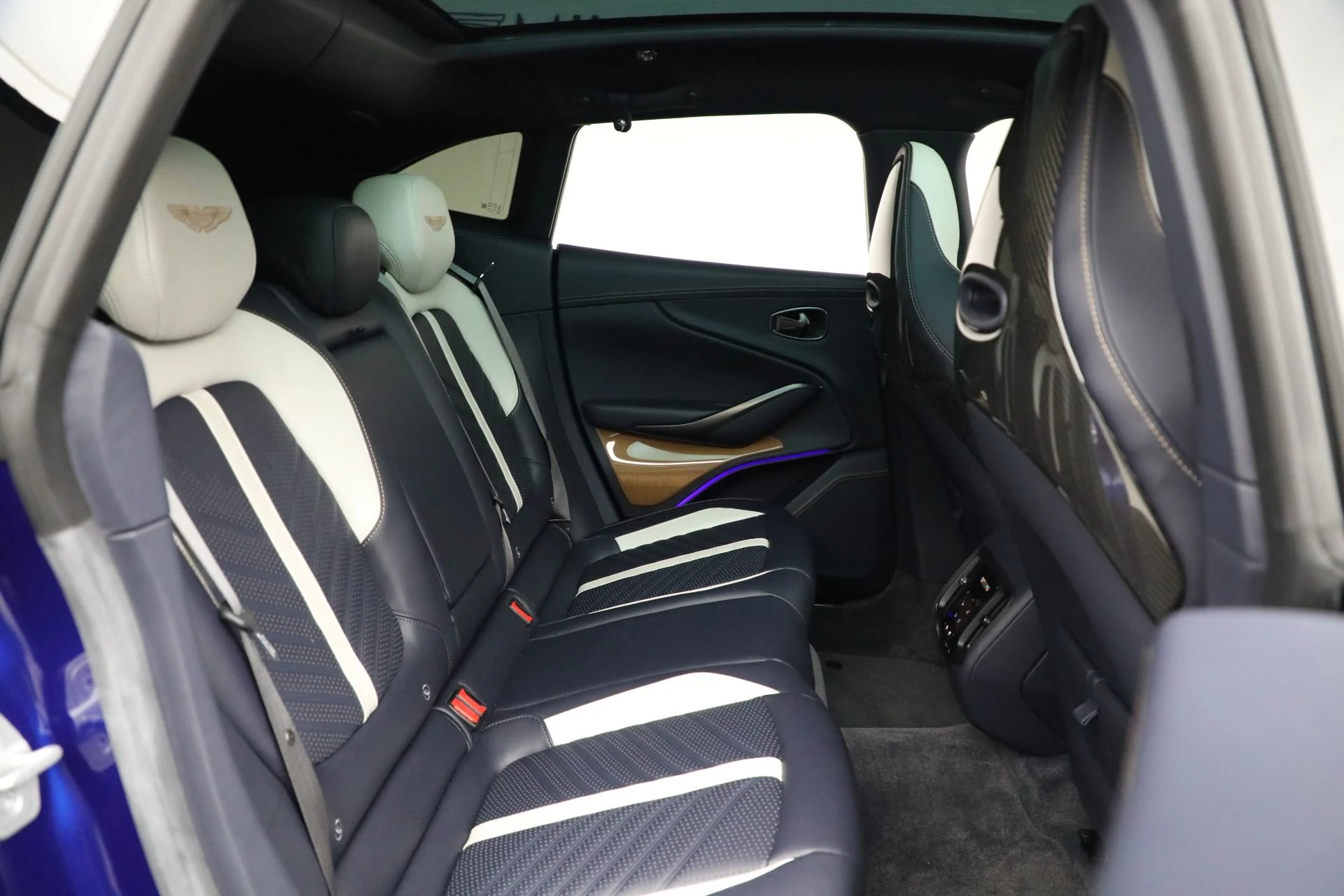 mph024_3656112773_Used_2024_Aston_Martin_DBX_707_1761597901_0c3177718b