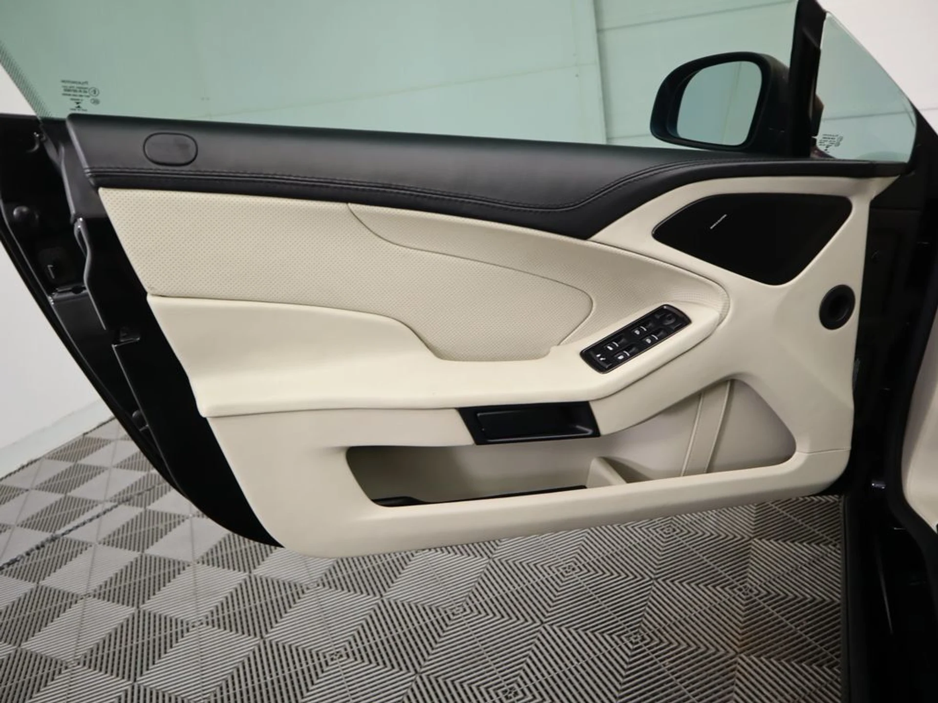 mph024_3666969569_used_2015_aston_martin_vanquish_2drcoupe_8119_22944423_25_1024_bc3fd5c0e2