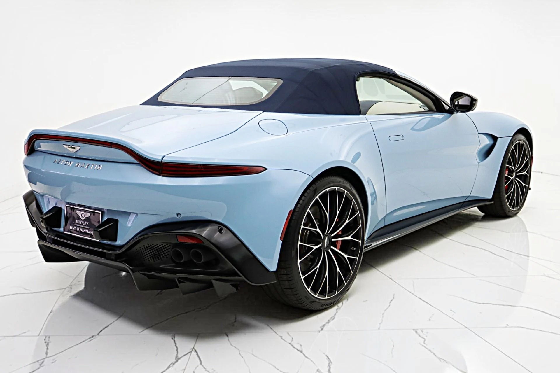 mph024_3673183873_Used_2022_Aston_Martin_Vantage_Roadster_bcad458e8e