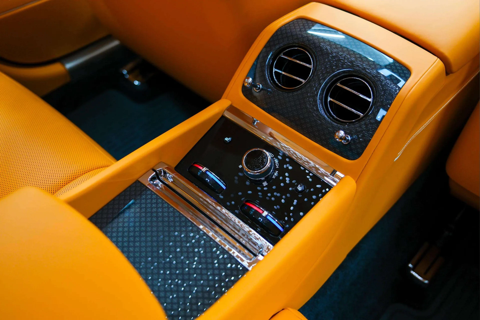 mph024_3697385597_110fd61c_3434_4865_b3c6_8cdc0b163102_202620_Rolls_Royce20_Black20_Badge20_Spectre20282600829_23_a050328e02