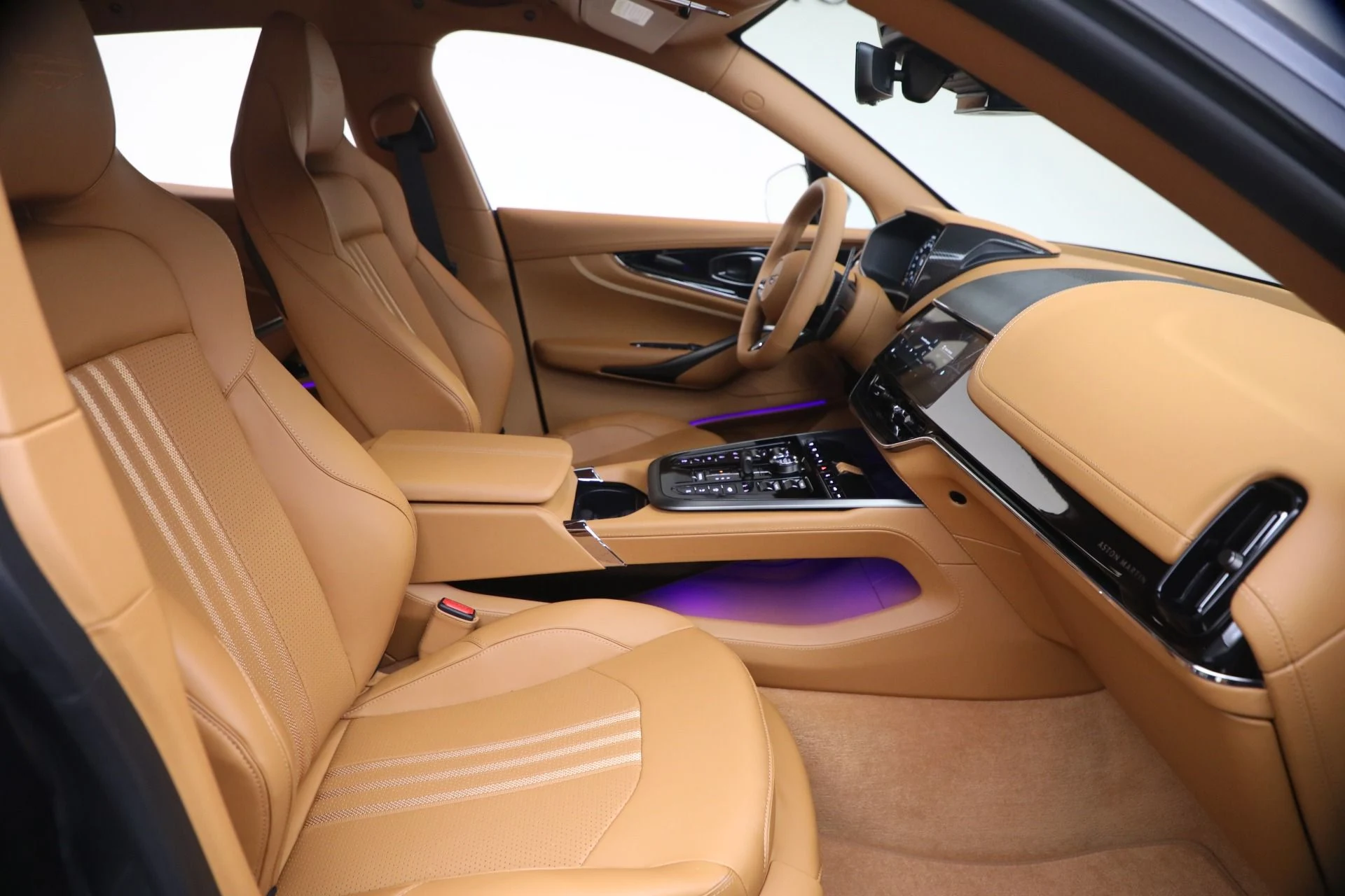 mph024_3754668801_New_2026_Aston_Martin_DBX_707_1770419667_4cfdeaa52b