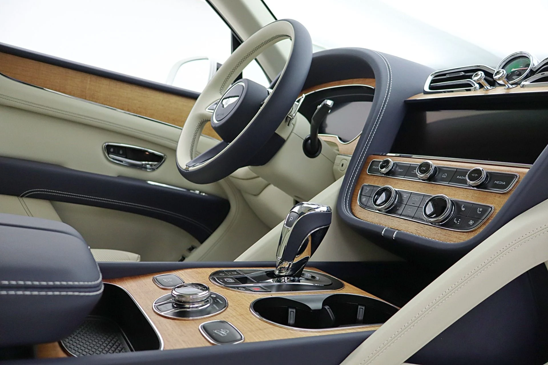 mph024_3759741584_New_2026_Bentley_Bentayga_EWB_V8_ab4e29460d