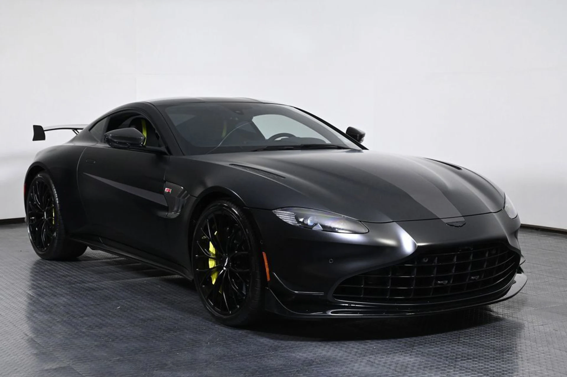 mph024_3776204306_used_2023_aston_martin_vantage_f1edition_11350_23029594_25_1024_8122aa4afa