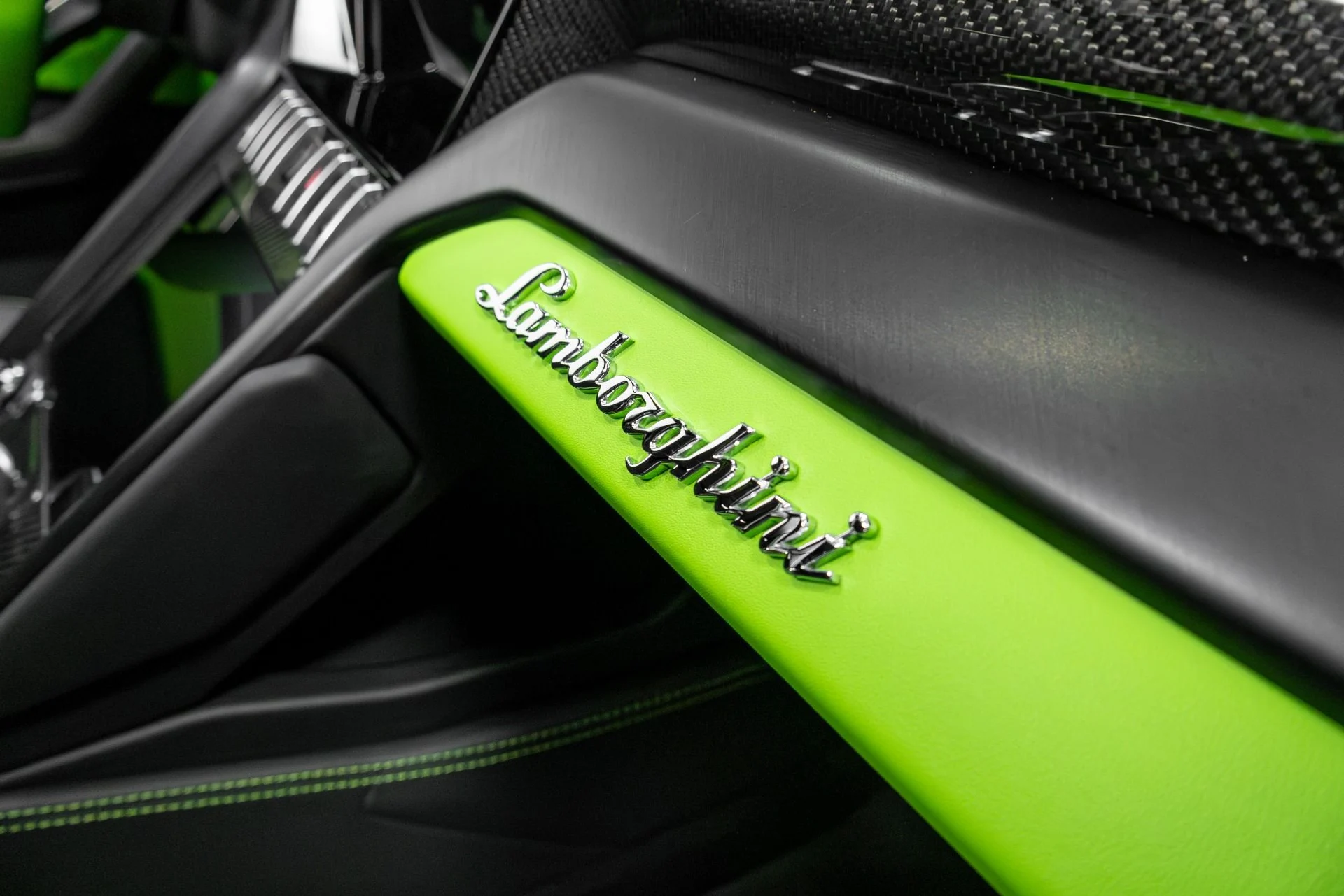 mph024_3814123103_Used_2022_Lamborghini_Urus_1771543126_4e7b94261e