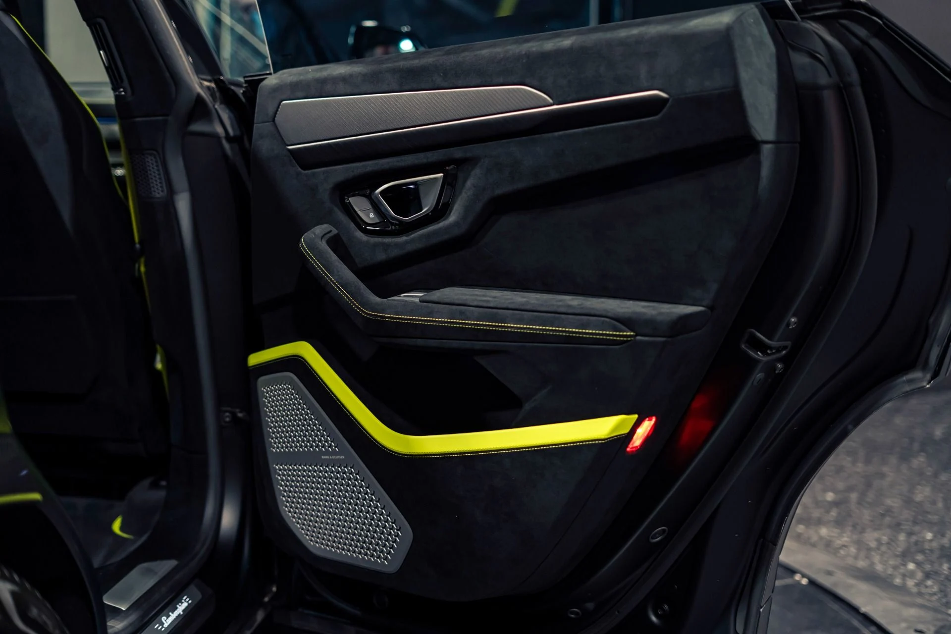 mph024_3826695468_Used_2023_Lamborghini_Urus_Performante_1780414144_e9b8c01ef2