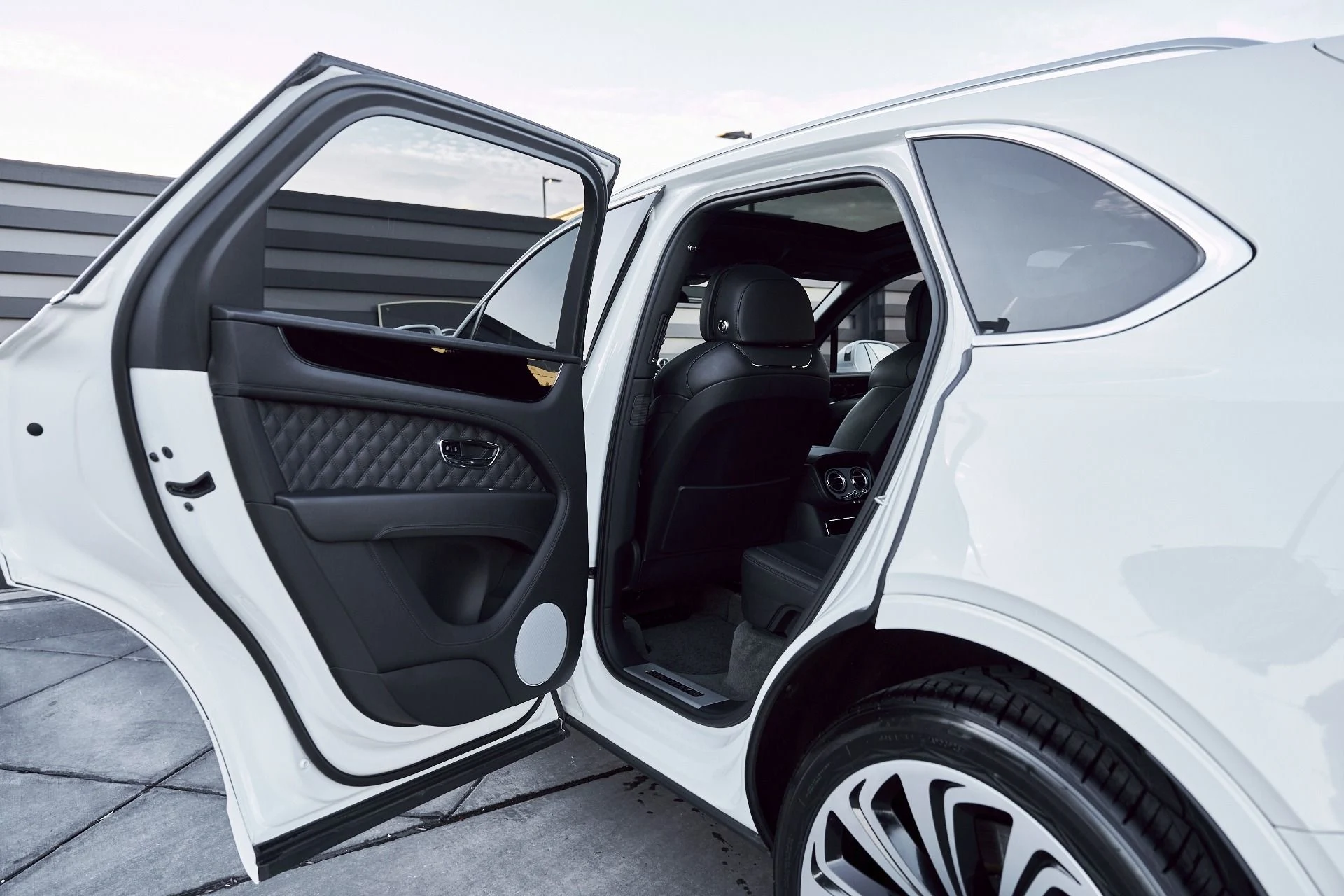 mph024_3837257482_Used_2022_Bentley_Bentayga_V8_1768246121_cd4522c92f