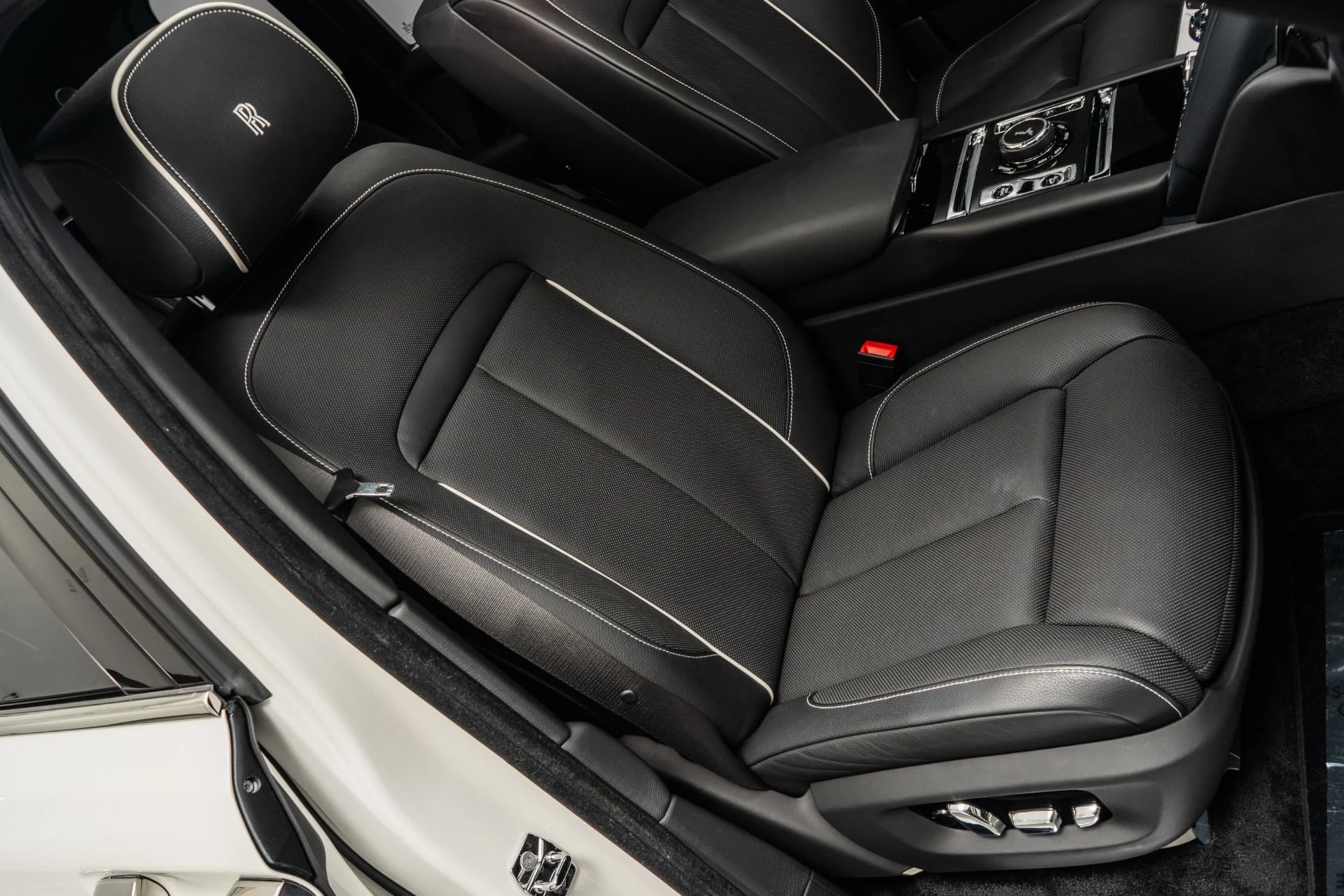 mph024_3874533802_Used_2020_Rolls_Royce_Cullinan_Polished_22_Wheels_Rear_Theatre_Configuration_Rolls_Royce_Bespoke_Audio_1771596522_18b803440e