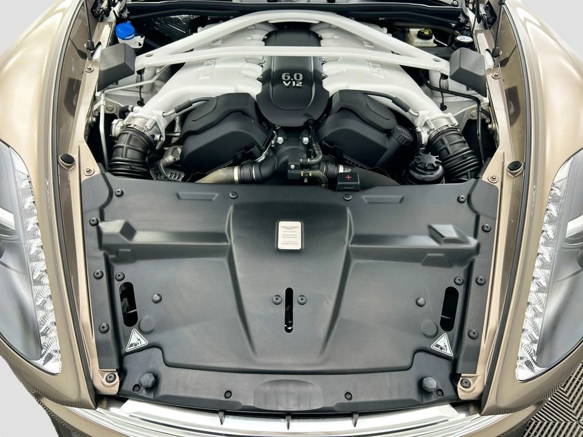 mph024_3896417669_used_2017_aston_martin_vanquish_volante_8119_22986074_25_1024_8a41ee5bab