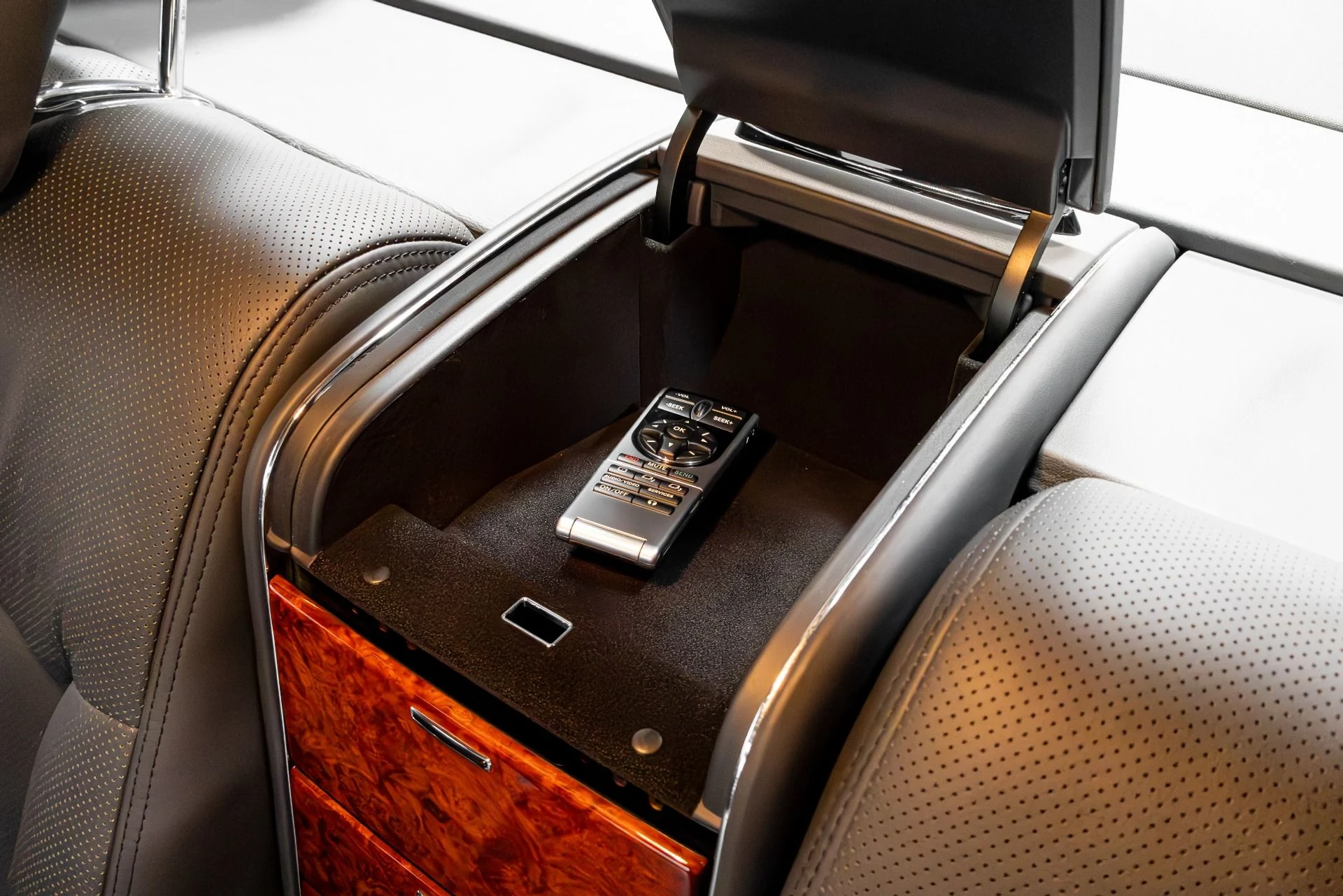 mph024_3929485963_Used_2004_Maybach_57_1769486757_17bc0877ec