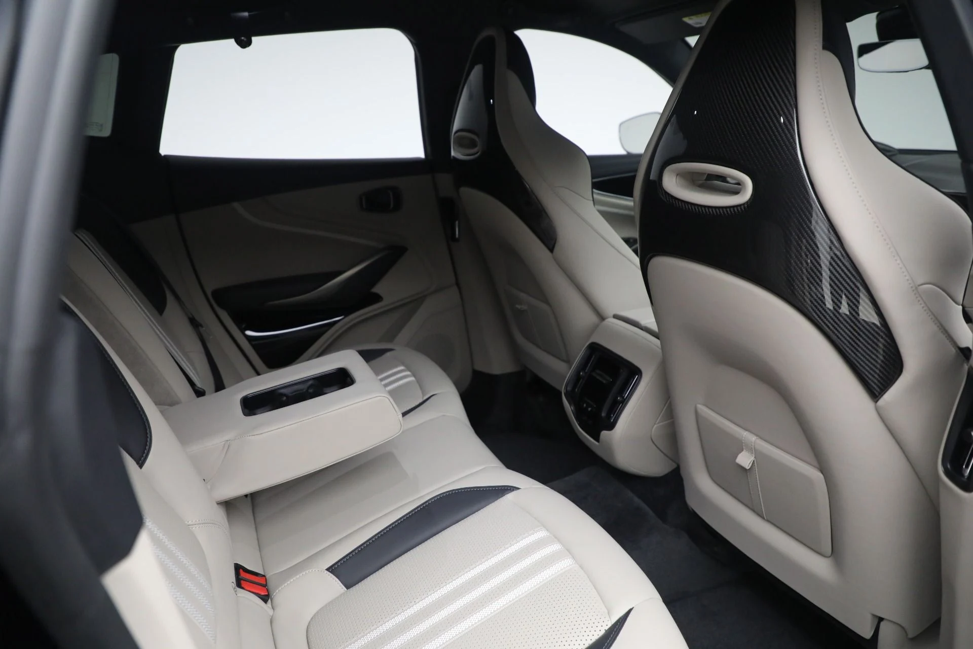 mph024_3932557576_New_2025_Aston_Martin_DBX_707_8db112efaa