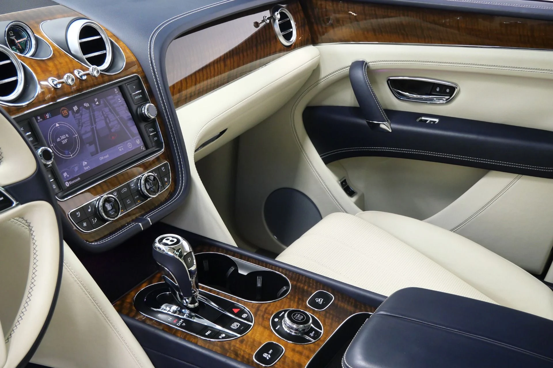 mph024_3938018975_Used_2018_Bentley_Bentayga_Onyx_Edition_W12_Touring_Specification_Front_Seat_Comfort_Specification_1772647427_cf276af361