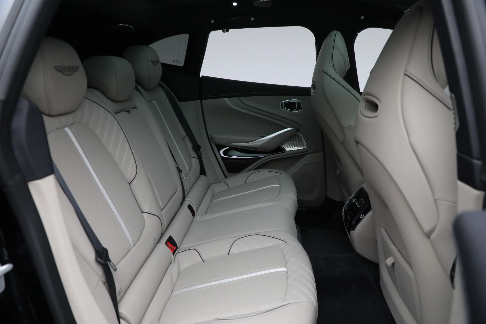 mph024_3939360385_New_2025_Aston_Martin_DBX_707_e9cbbb6ee2