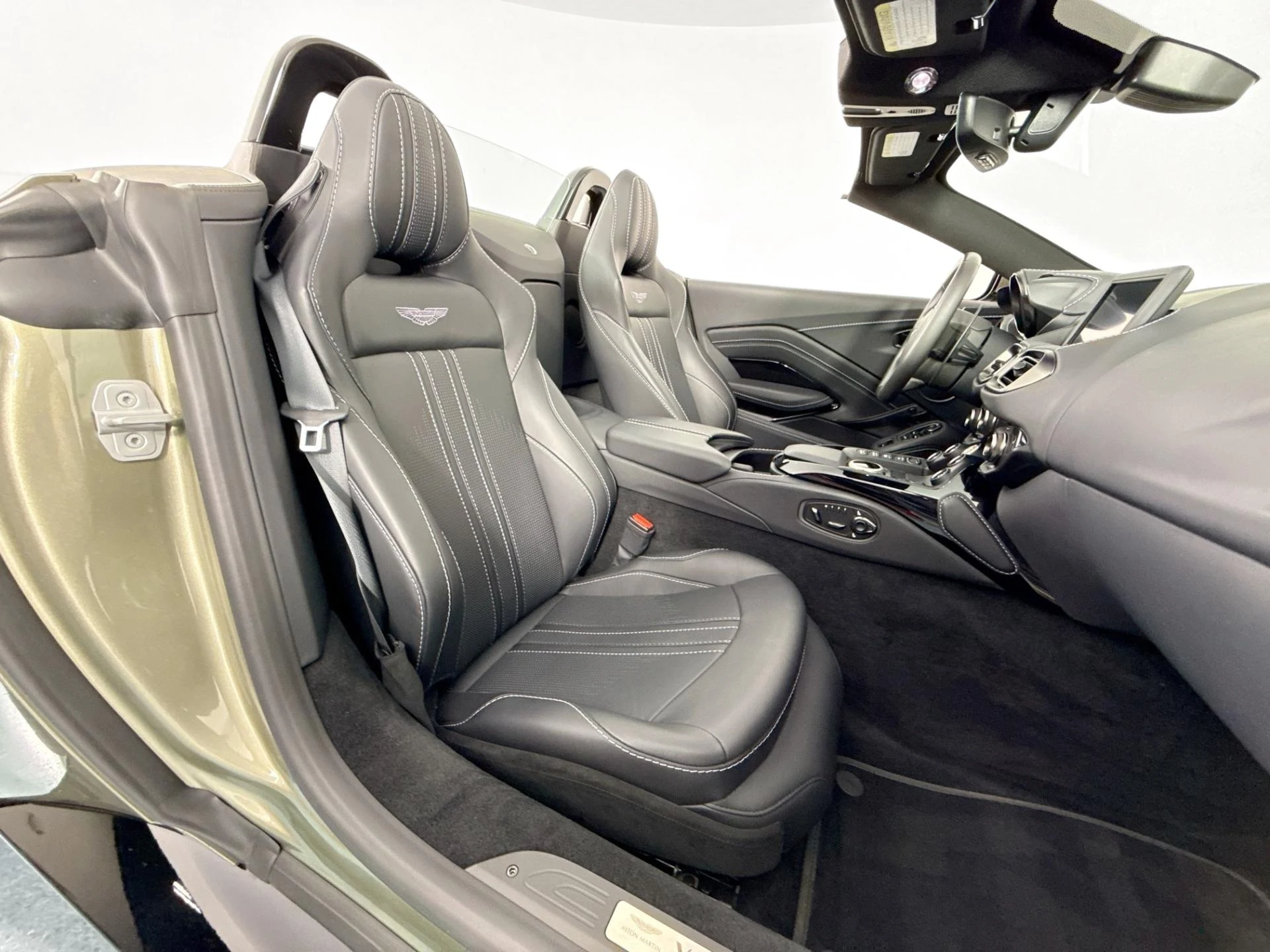 mph024_3977207872_Used_2023_Aston_Martin_Vantage_V8_1783445547_d442b6bd29