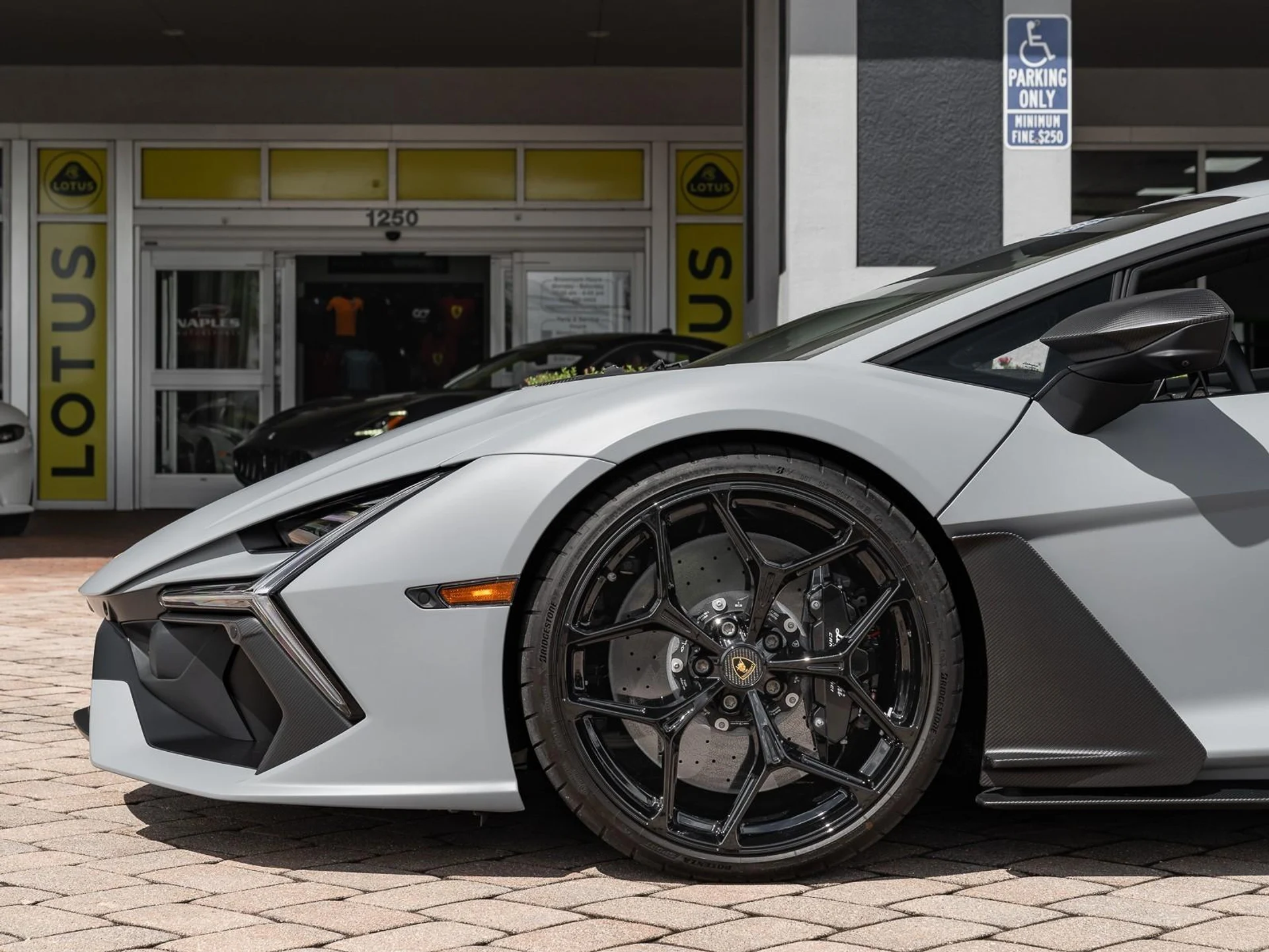 mph024_4001901685_Used_2024_Lamborghini_Revuelto_1758910280_09d69f0b09