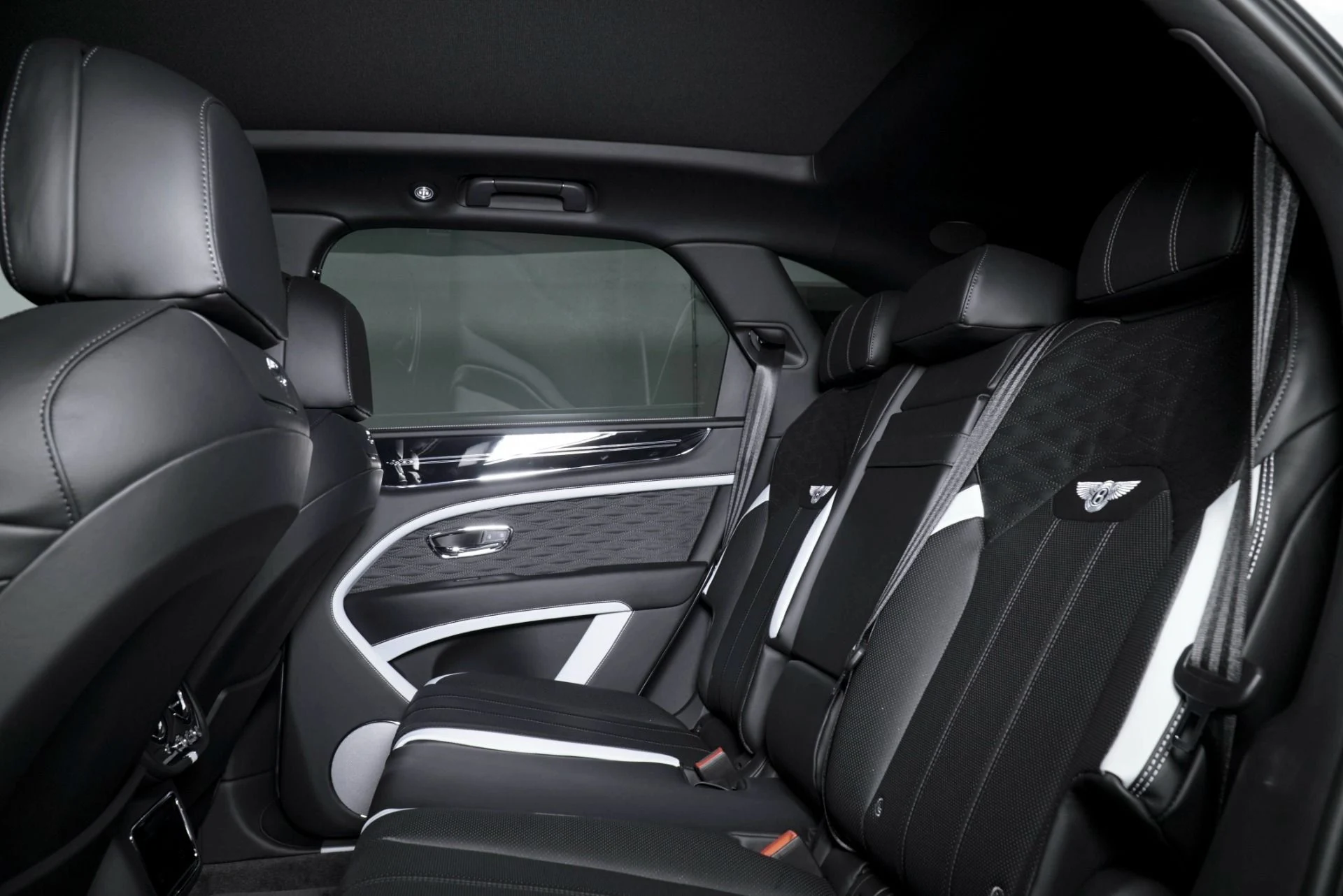 mph024_4016940247_New_2026_Bentley_Bentayga_Speed_1767900450_ea3cfe74a9