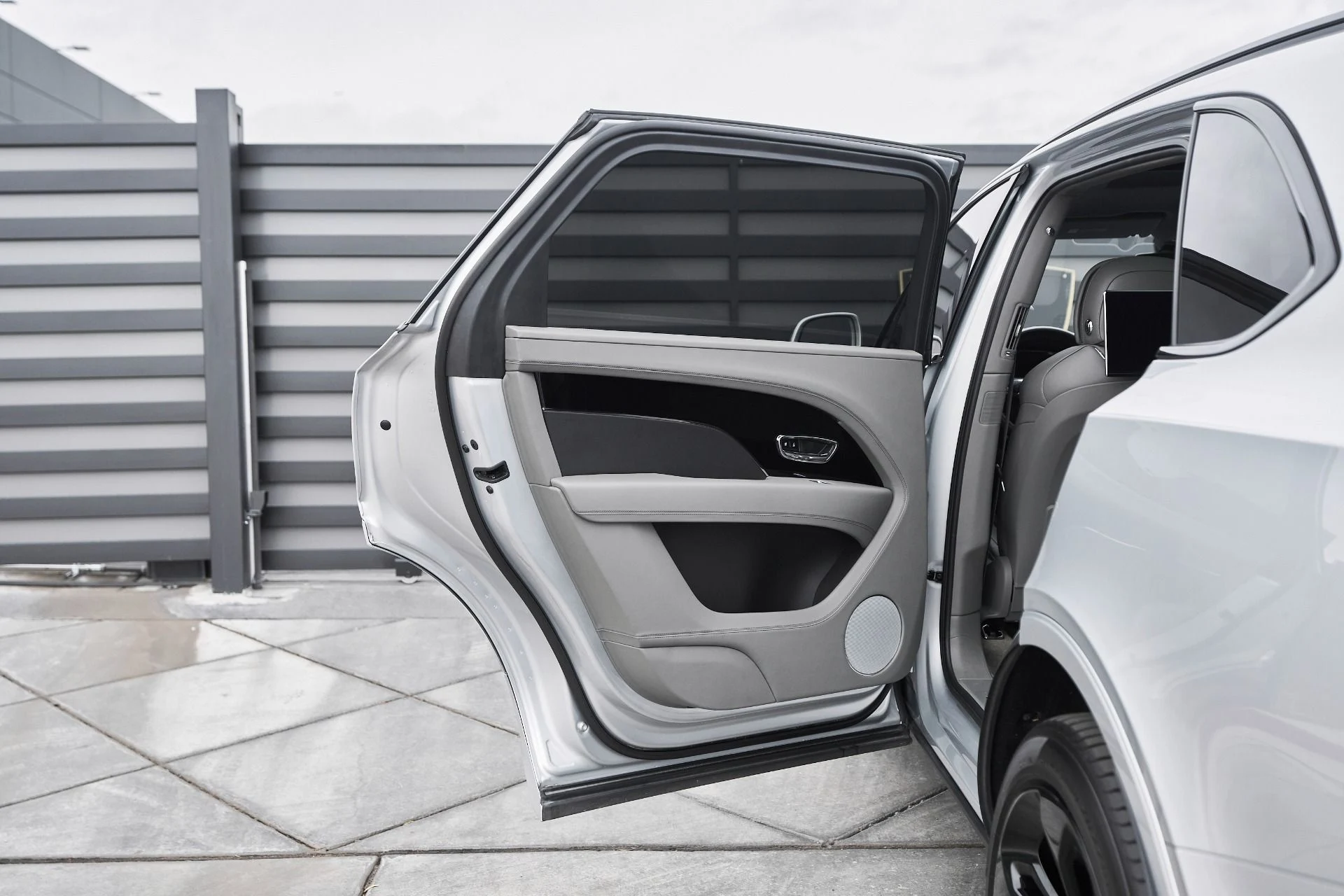 mph024_4027687642_Used_2023_Bentley_Bentayga_EWB_Azure_1763502500_8d2ed6cc64