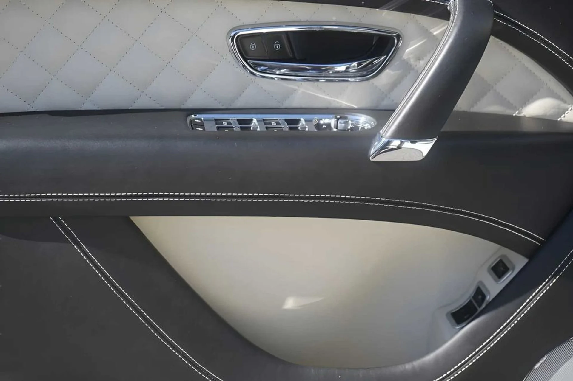 mph024_4038380188_beee26e72f2a76b0e3858a1cc04a403ax_90b83b3725