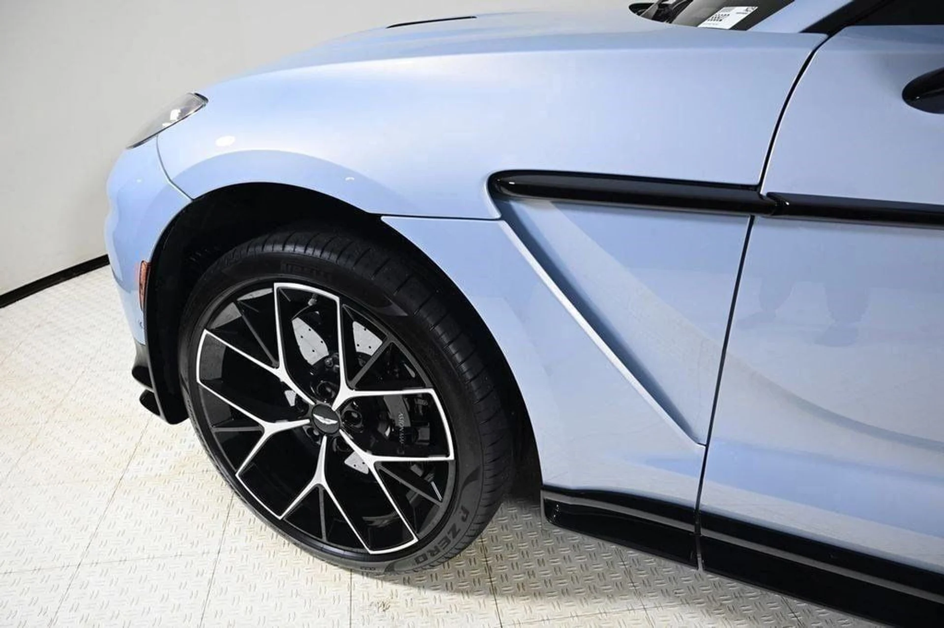 mph024_4043788289_new_2025_aston_martin_dbx_707awd_11350_22854661_24_1024_de9ec32f32