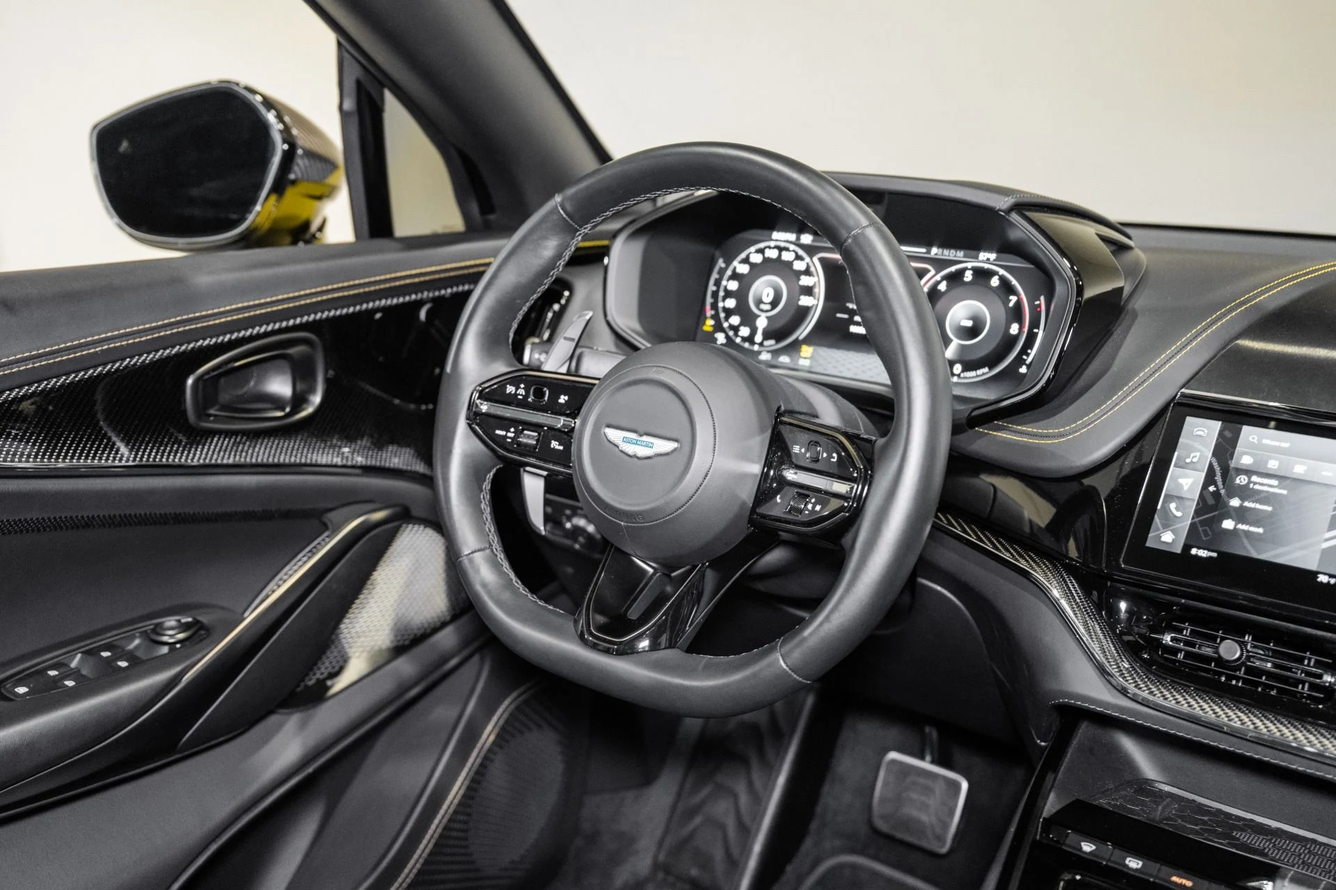 mph024_4046905000_Used_2025_Aston_Martin_DBX_707_1763828543_c5ac672044