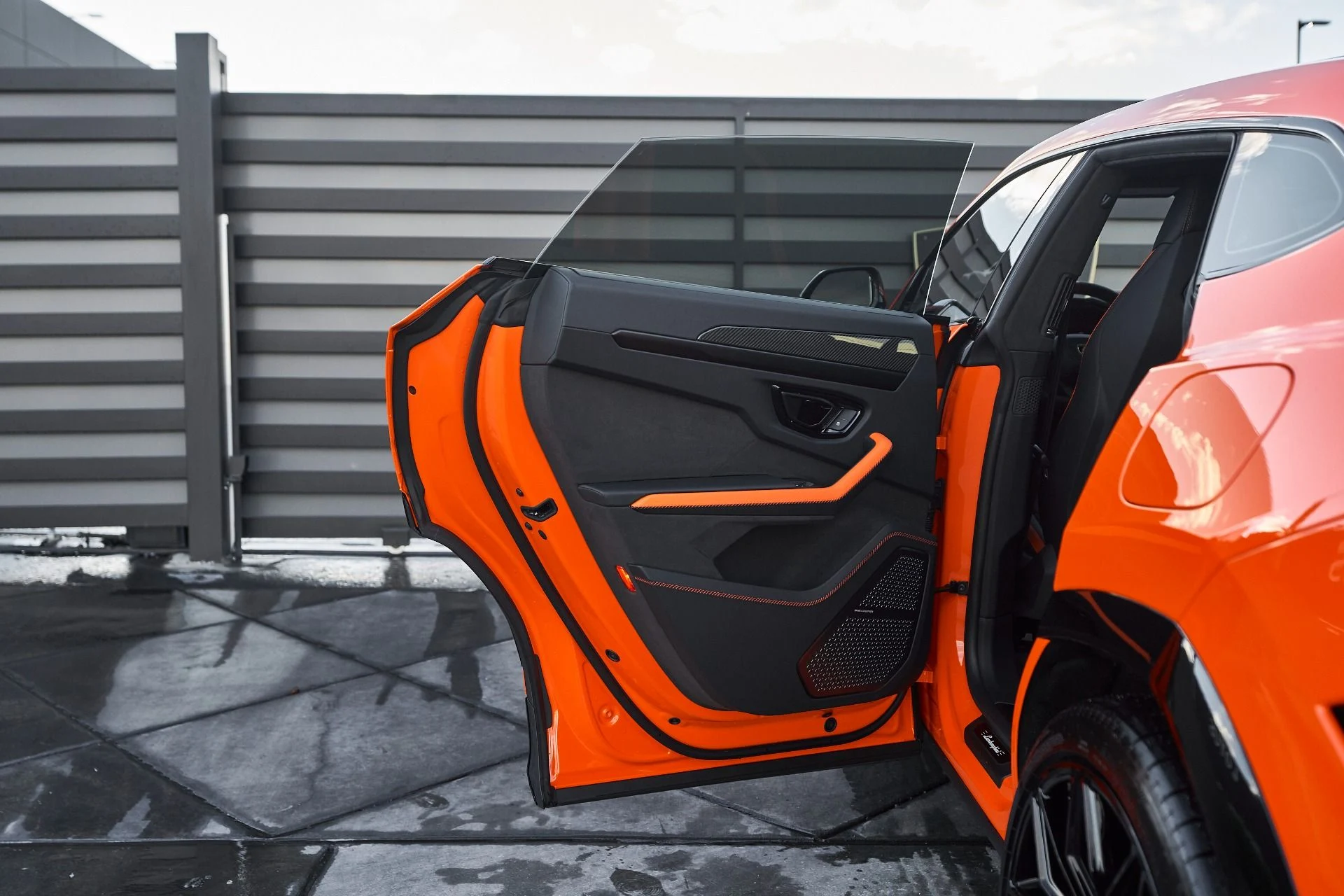 mph024_4052212712_Used_2025_Lamborghini_Urus_SE_1763680399_25eb53e292