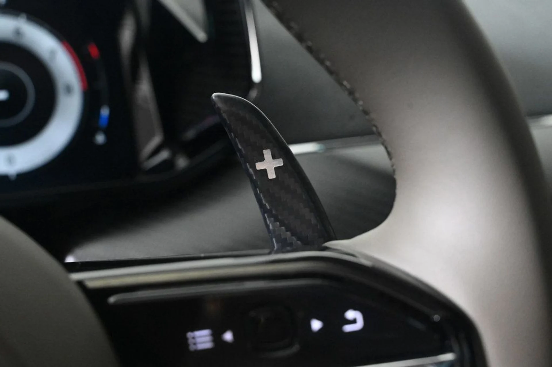 mph024_4052558625_used_2025_aston_martin_vanquish_v12_11350_22957360_24_1024_0caec07986