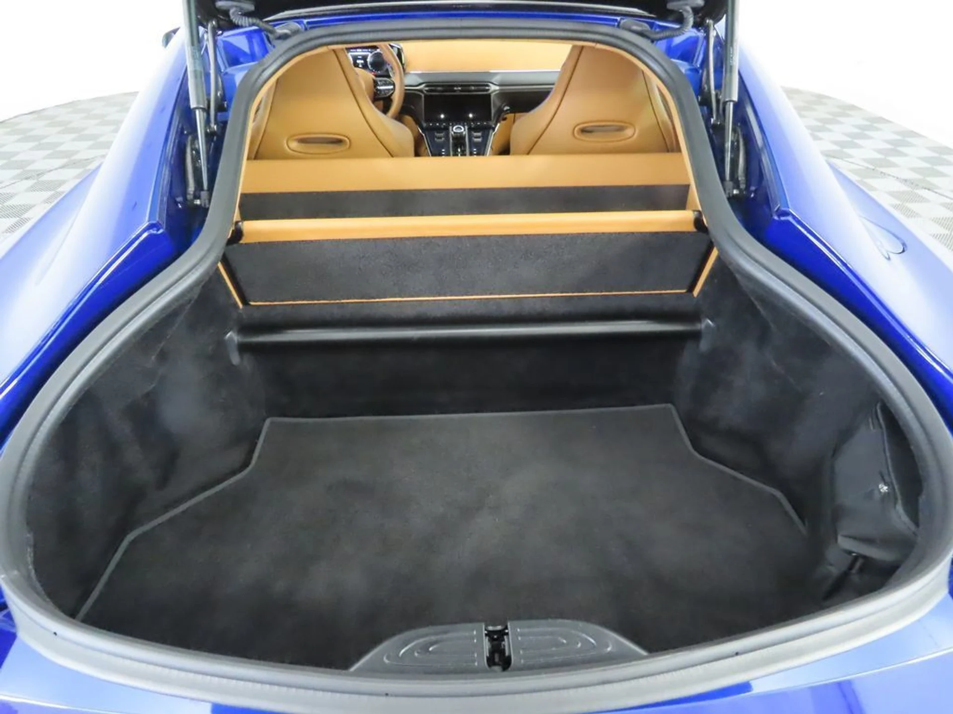 mph024_4059140793_used_2025_aston_martin_vantage_coupe_8119_22982466_25_1024_cd52ee8ba1