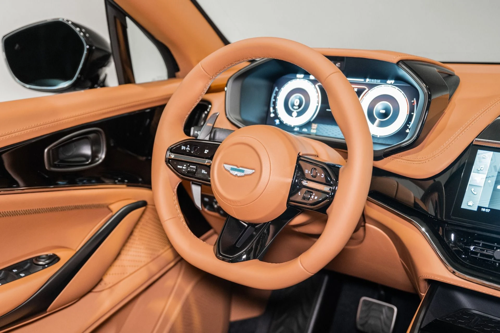 mph024_4059919805_New_2026_Aston_Martin_DBX_707_1765214112_d0590667b5