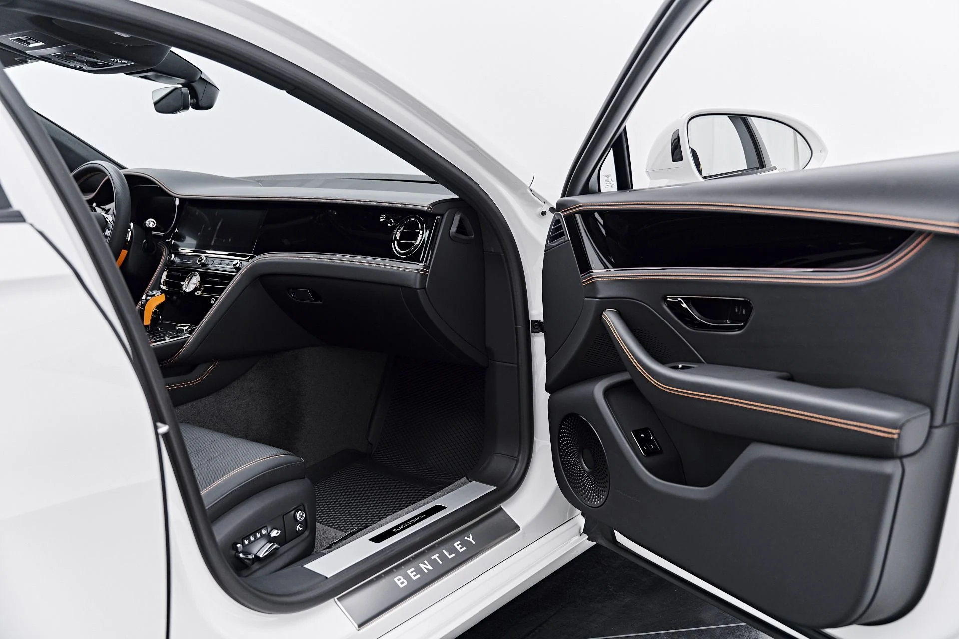 mph024_4064596472_Used_2025_Bentley_Flying_Spur_Black_Edition_1790368080_98ba0bb58a