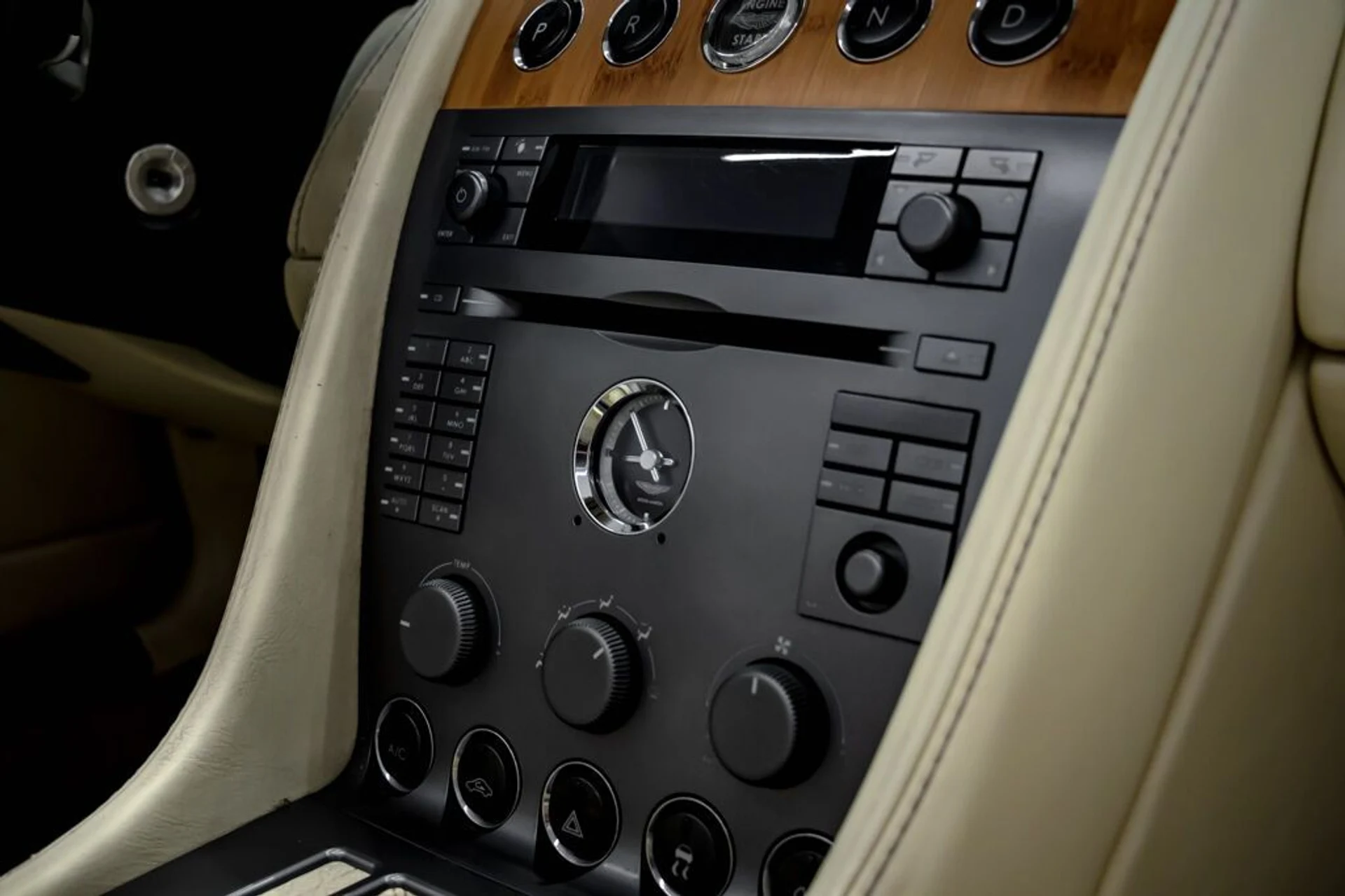 mph024_4095046372_aston_martin_db9_2005_jpg_v_1754355020_ba35e586cc