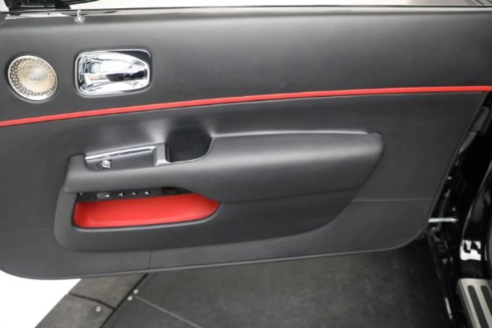 mph024_4109718534_Used_2018_Rolls_Royce_Black_Badge_Dawn_3a4921e5f8