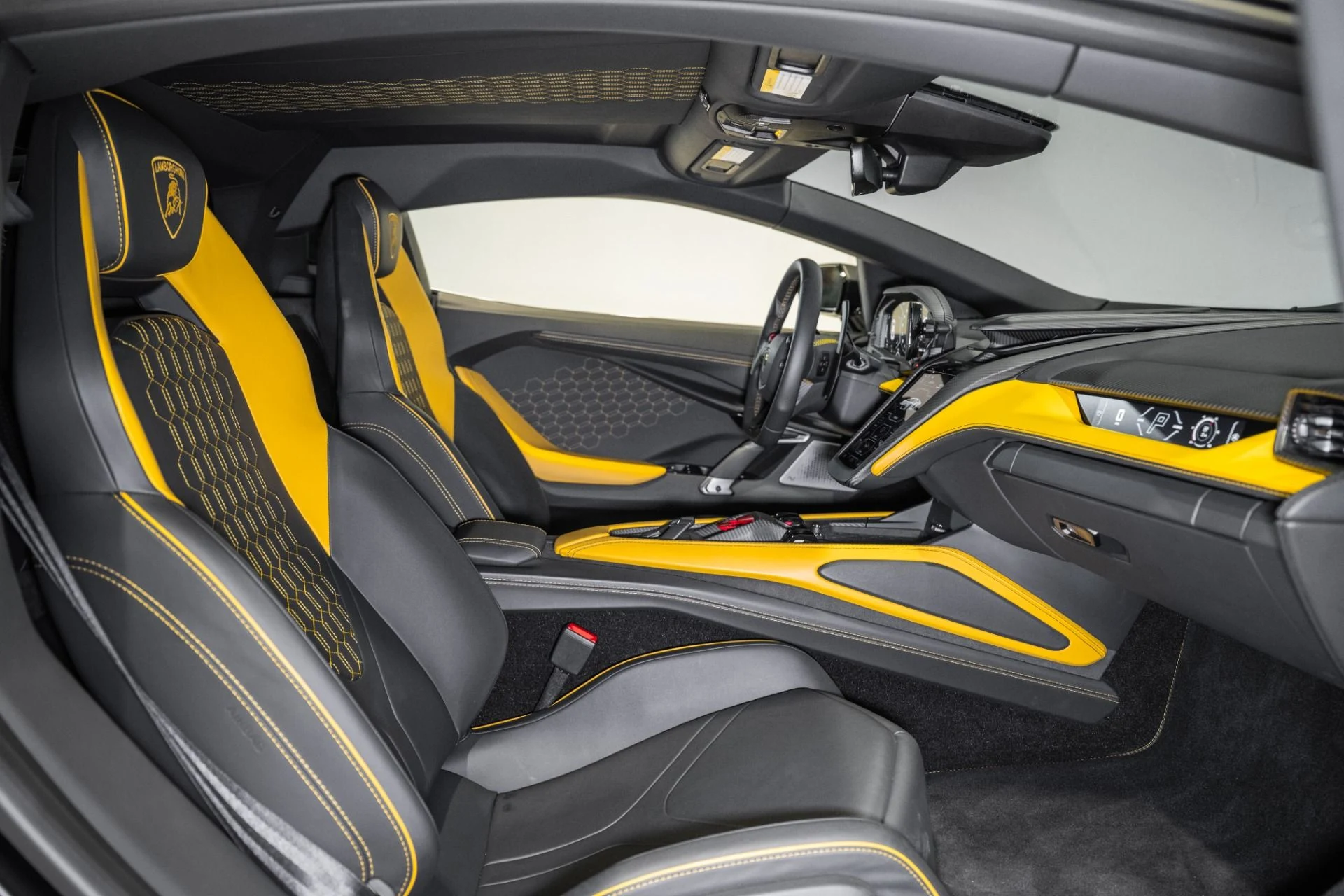 mph024_411878370_Used_2024_Lamborghini_Revuelto_1761662236_568965ac45