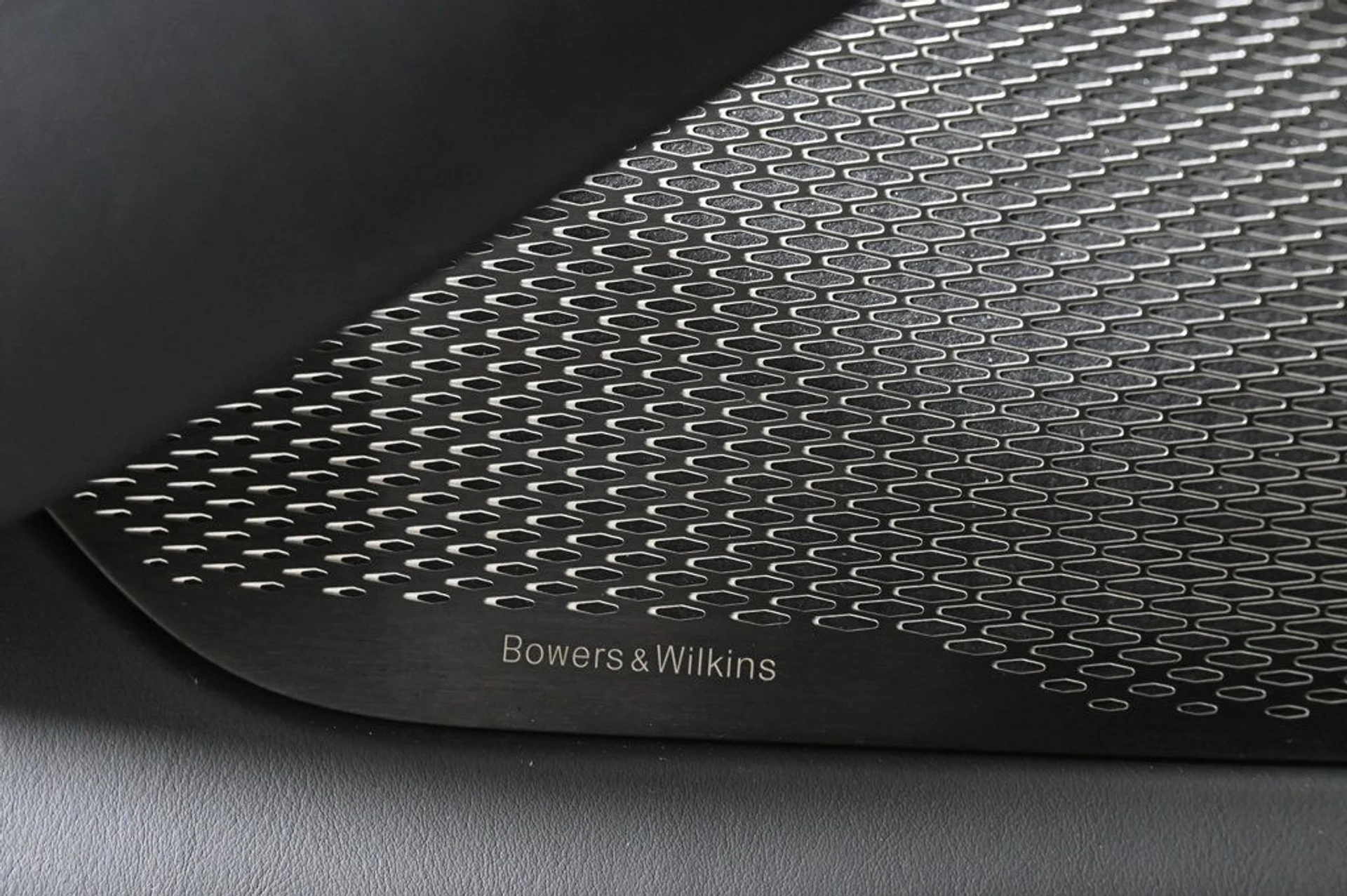 mph024_4129297854_used_2025_aston_martin_dbx_707_11350_22931287_24_1024_a351e35cae