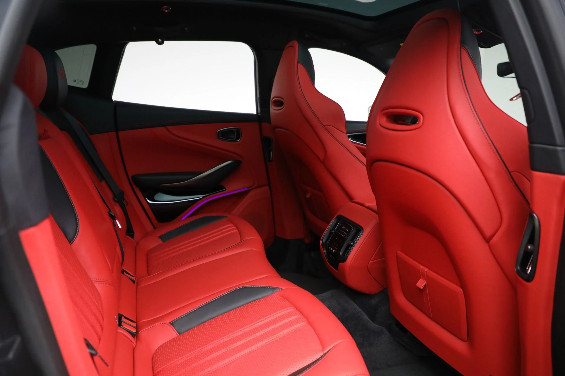 mph024_4130092750_New_2025_Aston_Martin_DBX_707_b7b49f584d