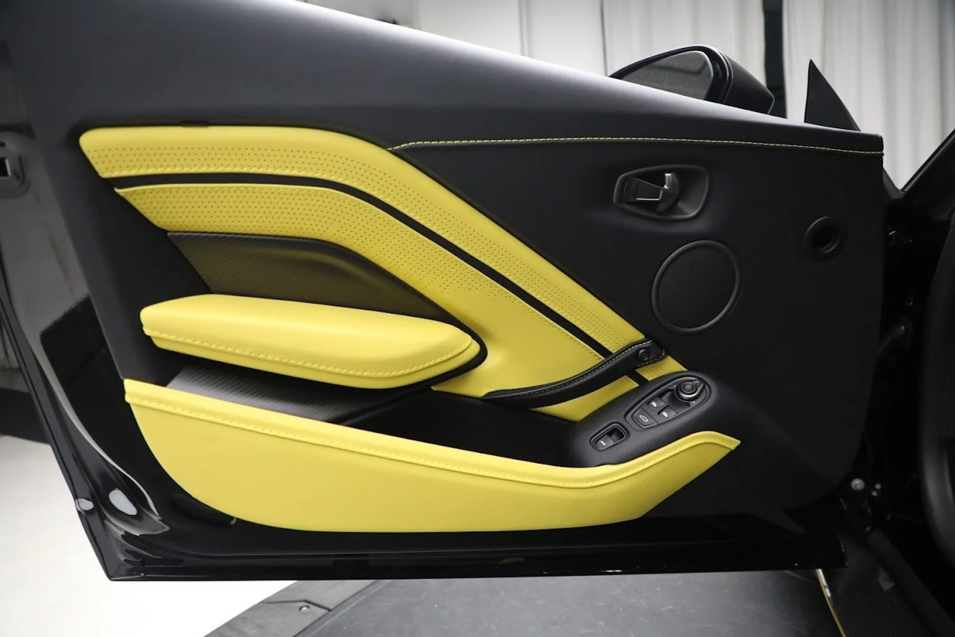 mph024_4146195660_Used_2023_Aston_Martin_Vantage_V12_1687444772_2d19a66147