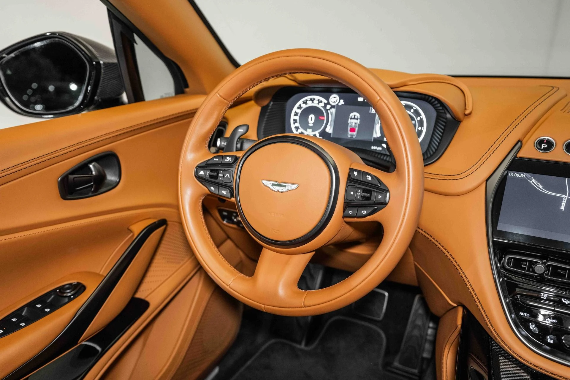 mph024_4149719290_Used_2023_Aston_Martin_DBX_707_1720795210_5479e69940
