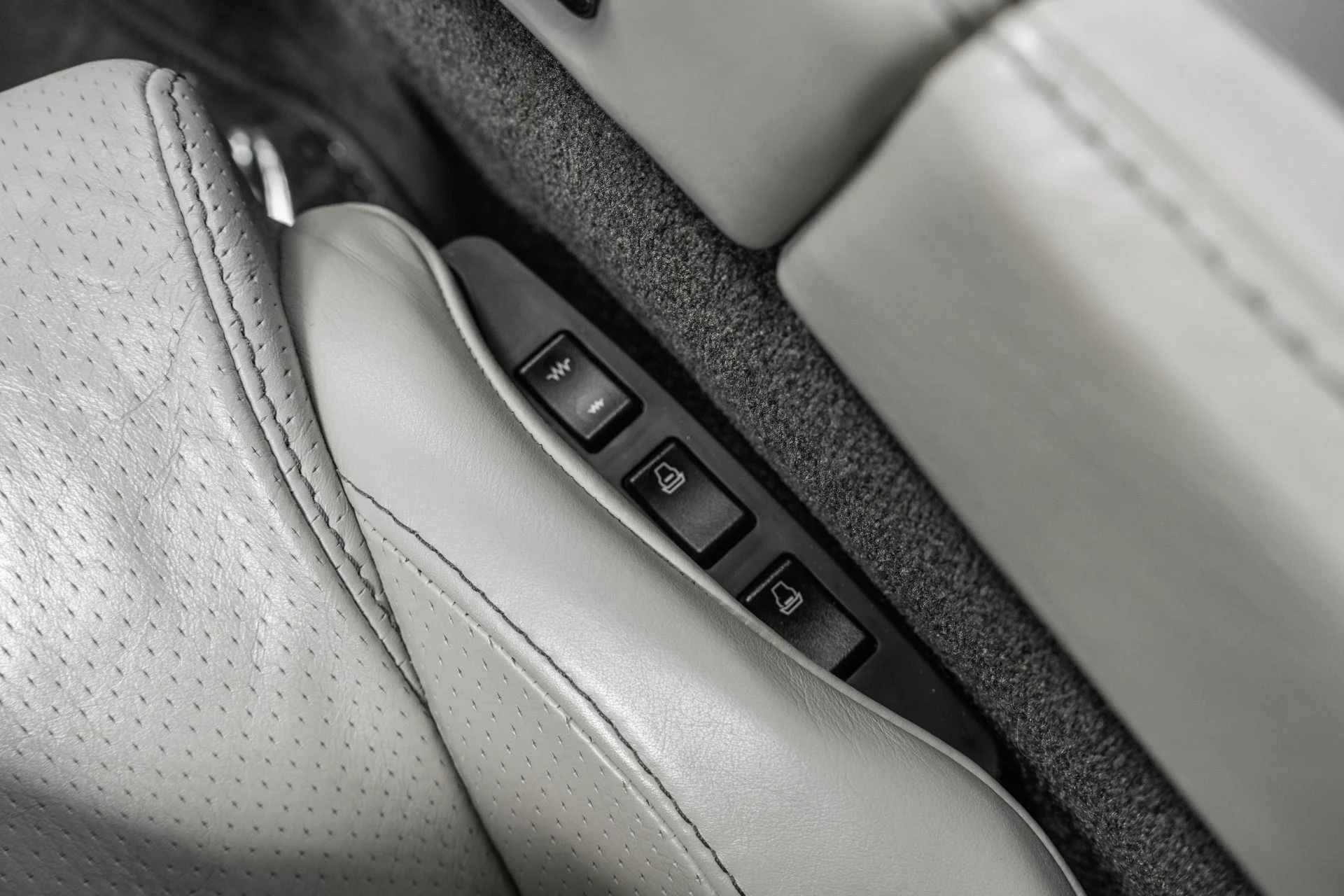 mph024_4153839187_Used_2007_Aston_Martin_DB_9_V12_Power_Classic_Lines_1782333379_32c3d15717