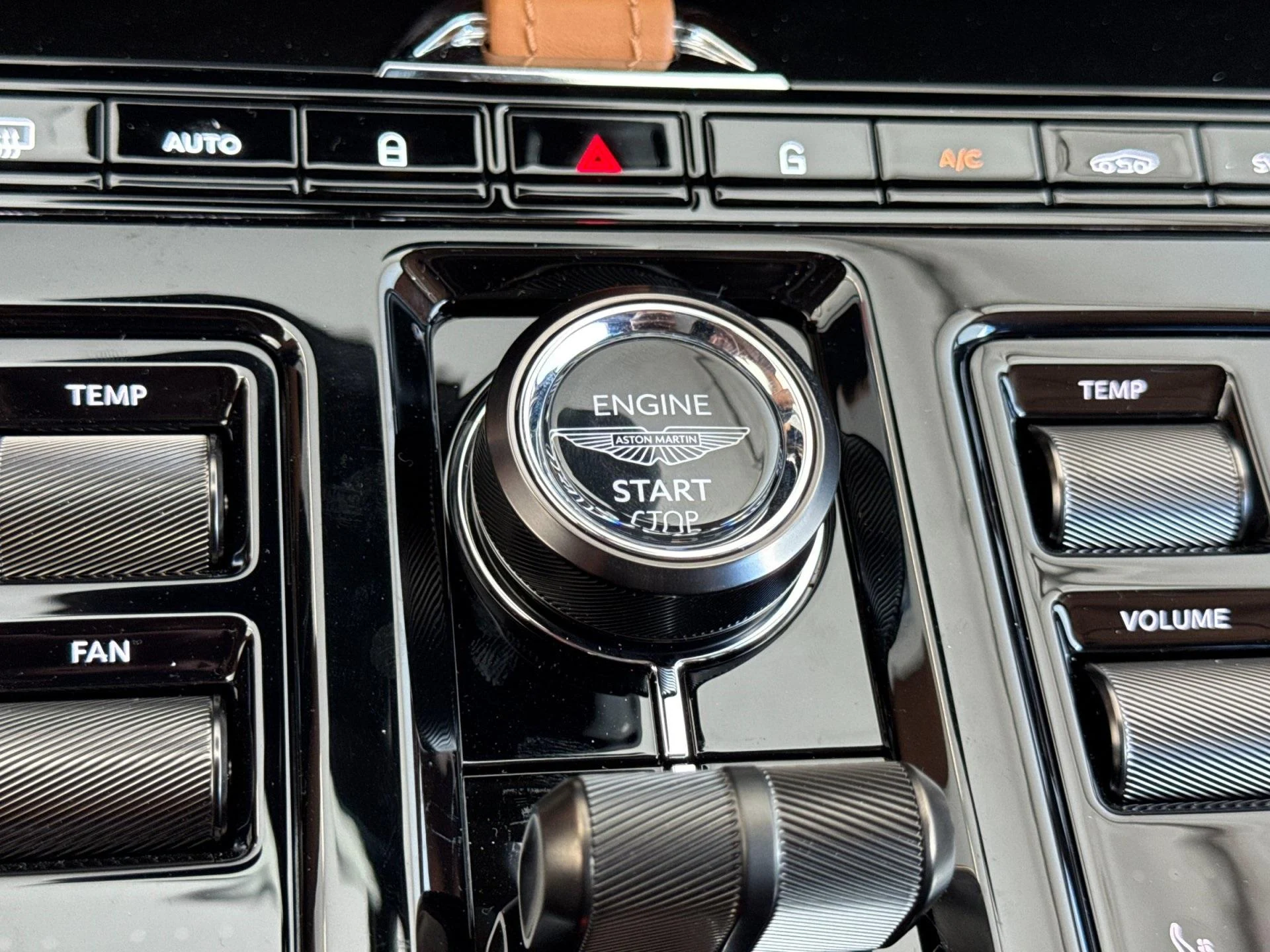mph024_4157793006_New_2025_Aston_Martin_DBX_707_1754468422_b6138c2b95