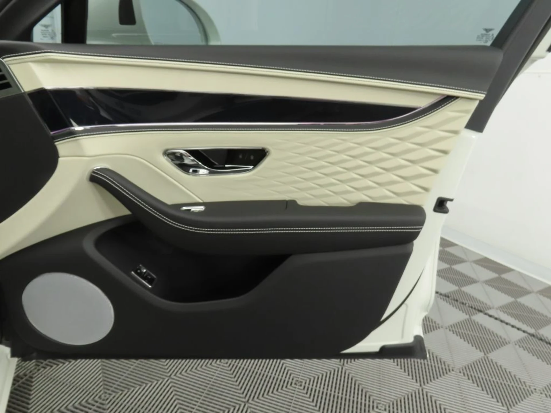 mph024_4160570918_new_2026_bentley_flying_spur_azure_8119_22909989_25_1024_ccc38038e5