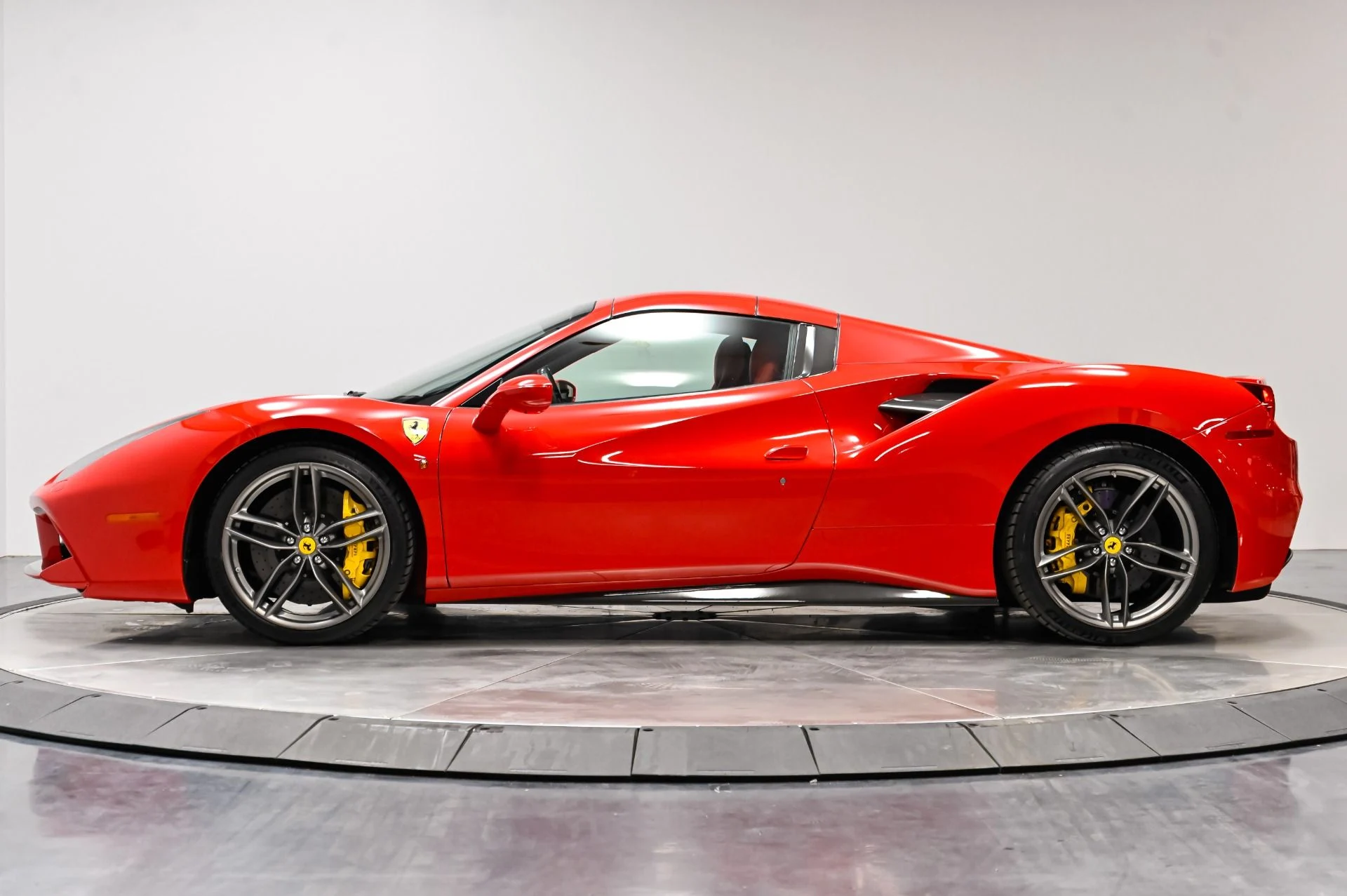 mph024_4168453338_Used_2018_Ferrari_488_Spider_1790629138_0e818f59ac