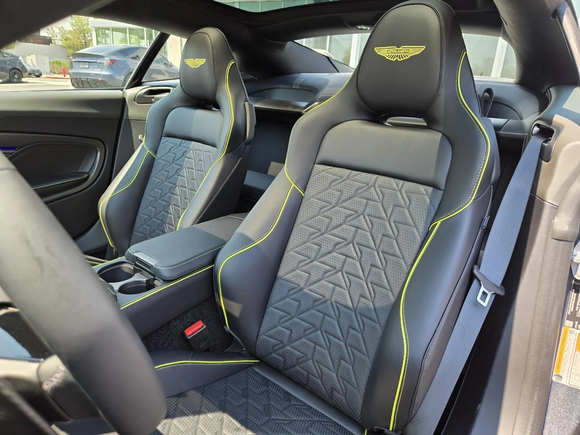 mph024_4176241150_New_2025_Aston_Martin_Vanquish_V12_1754459303_a71d5e777c