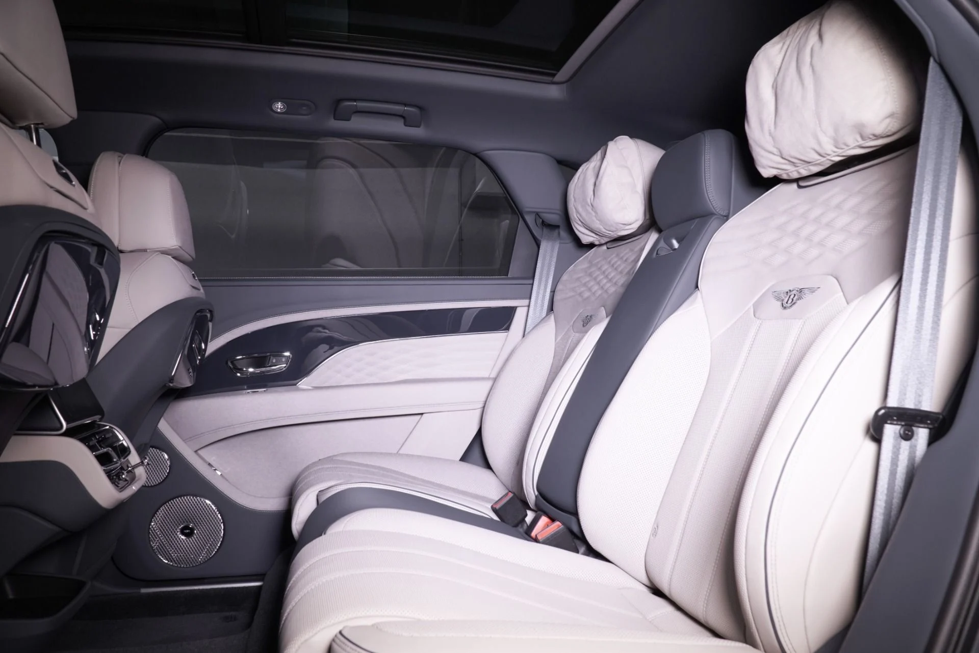 mph024_4198921933_Used_2025_Bentley_Bentayga_EWB_Azure_1762288450_1fd4e97551