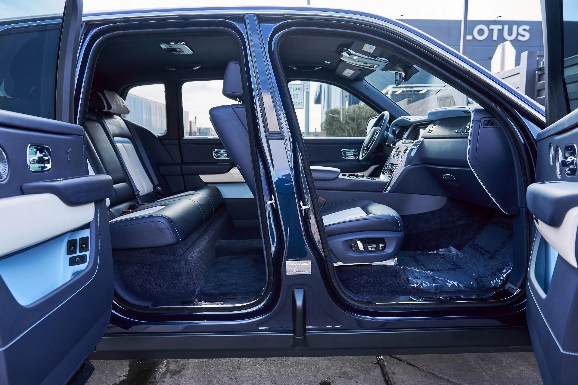 mph024_4201936711_Used_2022_Rolls_Royce_Cullinan_Base_1767400075_645d310743