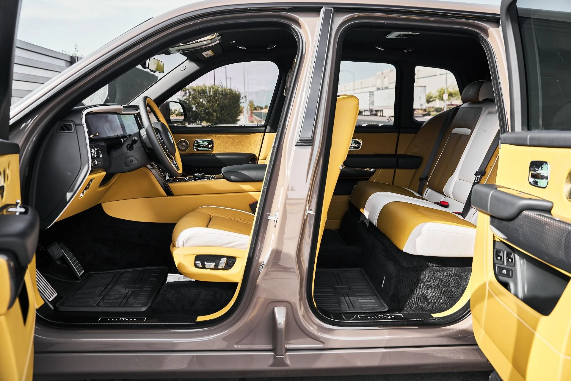 mph024_4204056895_Used_2026_Rolls_Royce_Cullinan_Black_Badge_1776556008_feed70eae6