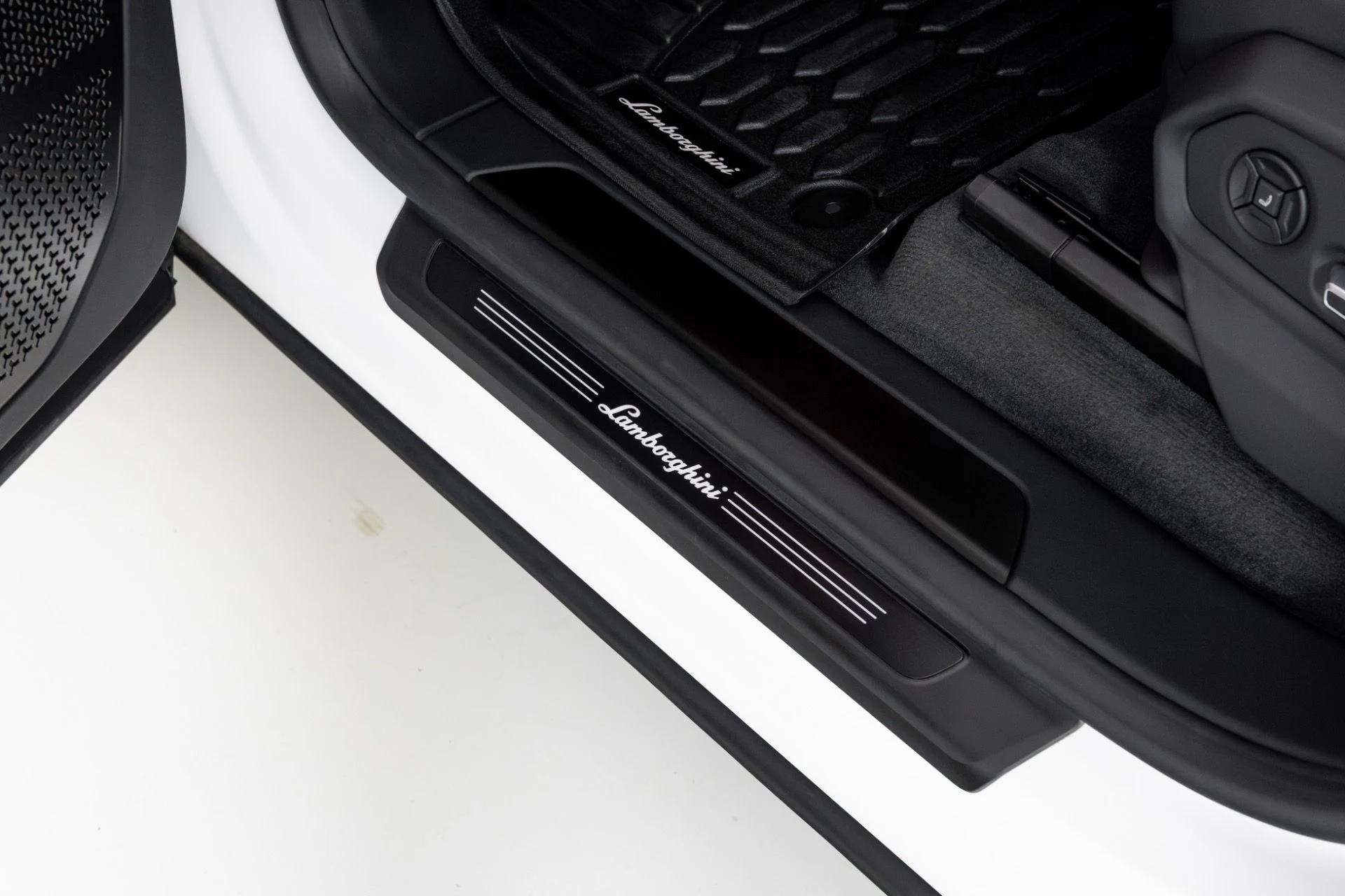 mph024_420796476_Used_2024_Lamborghini_Urus_S_1765302051_6b28479ce5